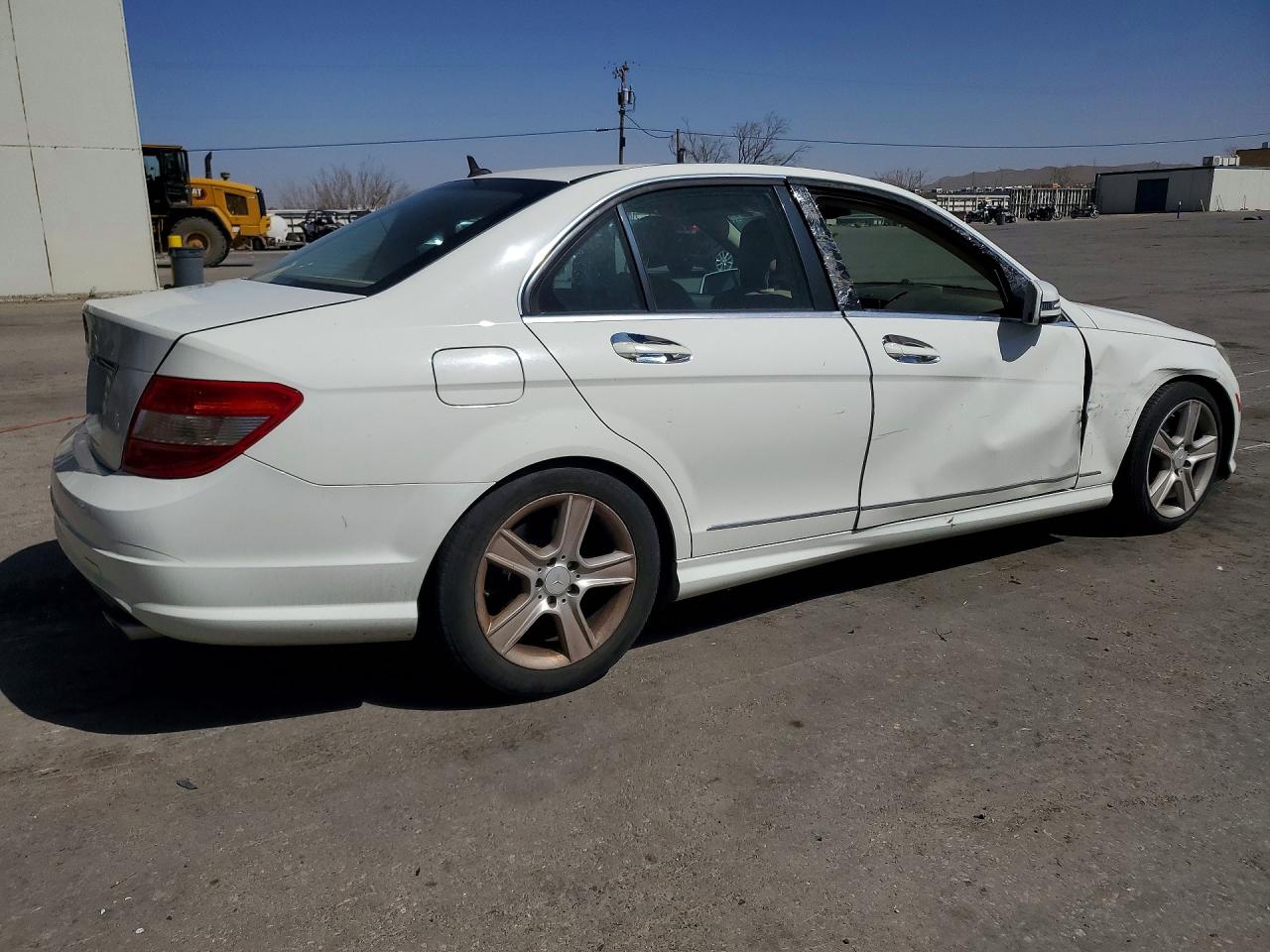 2011 Mercedes-benz C 300 Белый vin: WDDGF5EBXBR156815