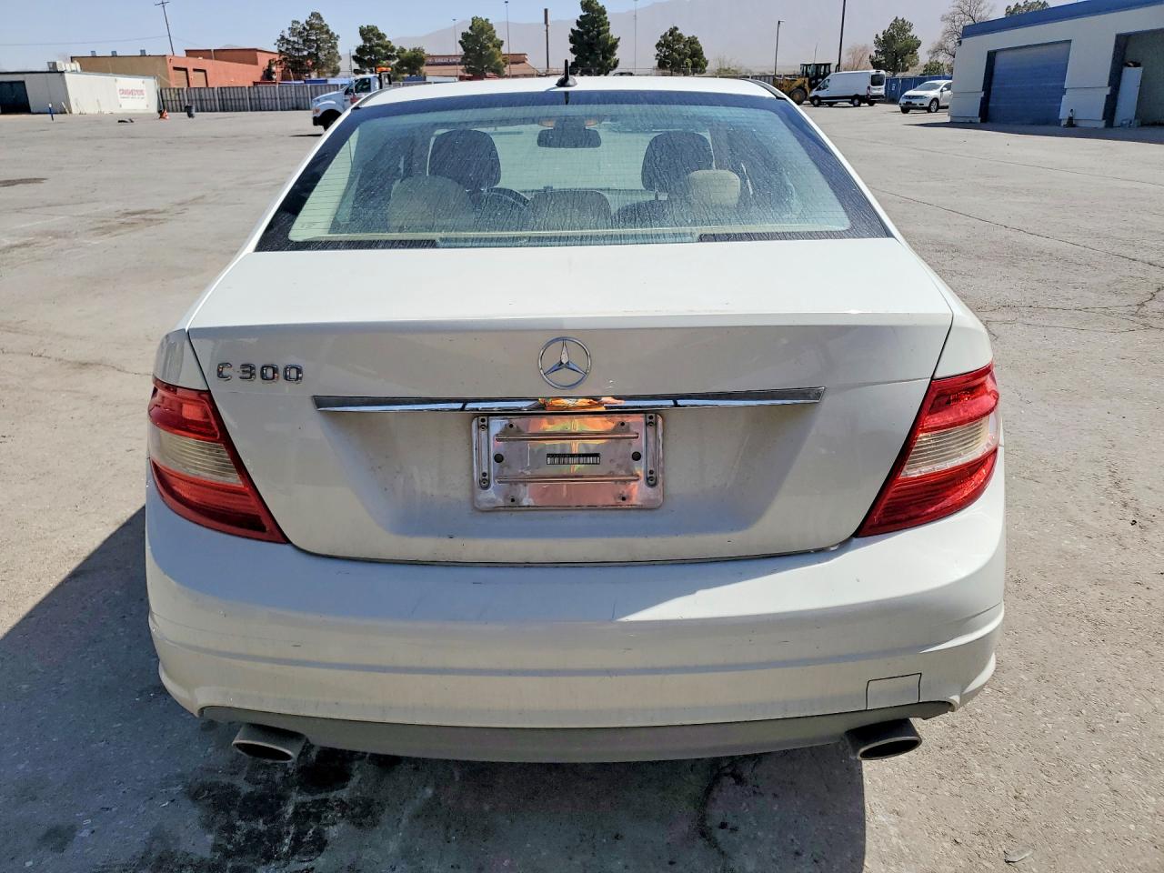 2011 Mercedes-benz C 300 Белый vin: WDDGF5EBXBR156815