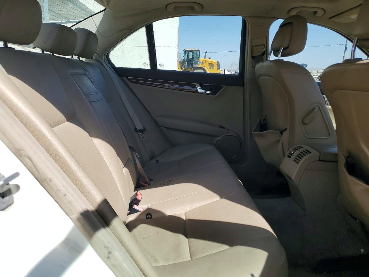 2011 Mercedes-benz C 300 Белый vin: WDDGF5EBXBR156815