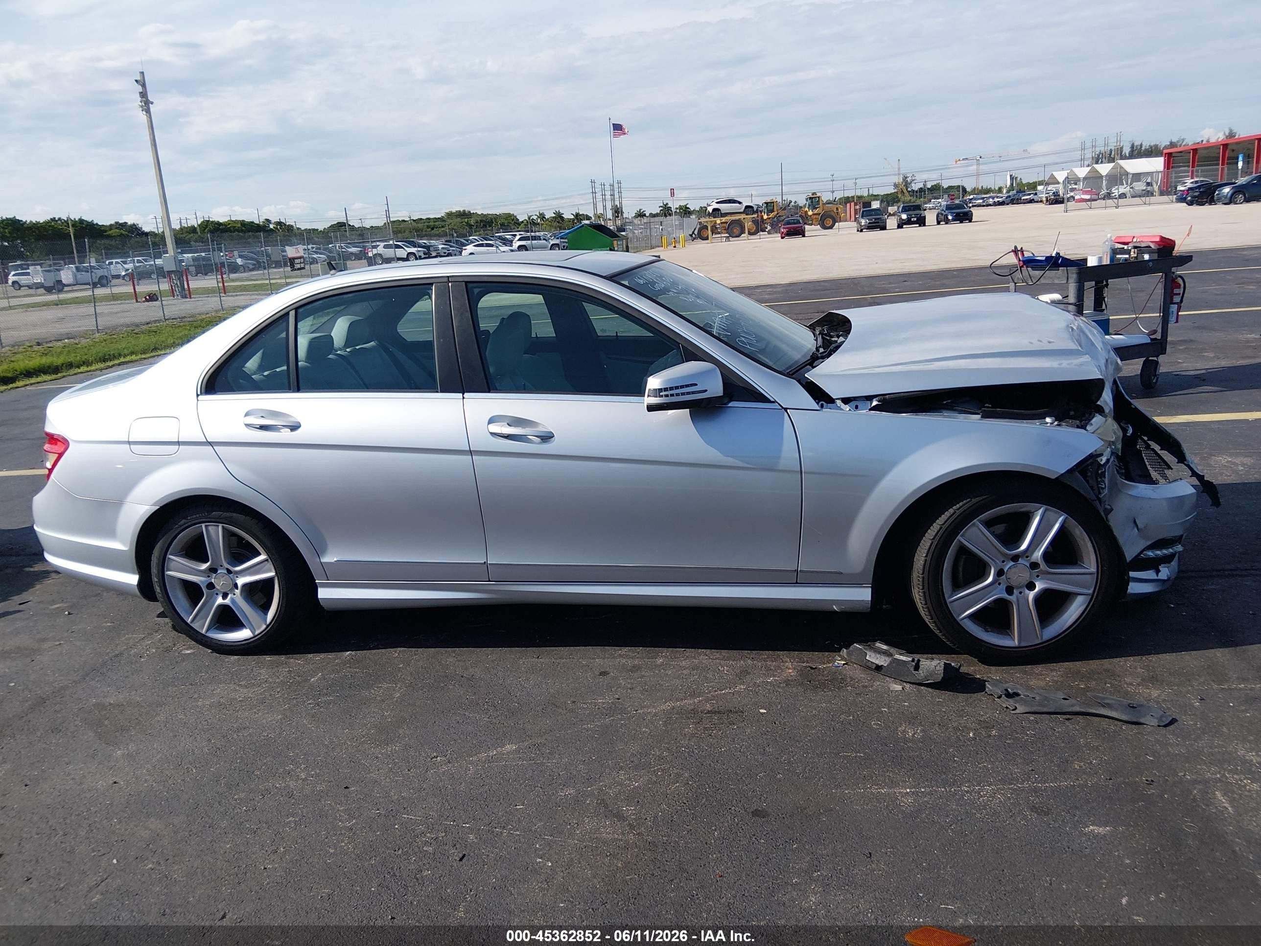 2011 Mercedes-benz C 300 Luxury/sport Silver vin: WDDGF5EBXBR171704