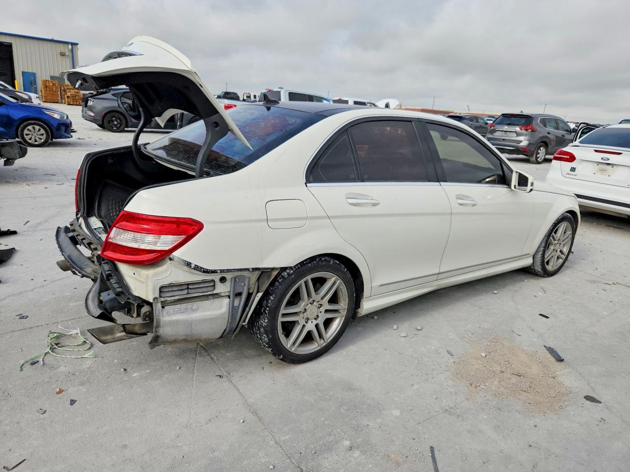 2010 Mercedes-benz C 350 White vin: WDDGF5GB7AR117207