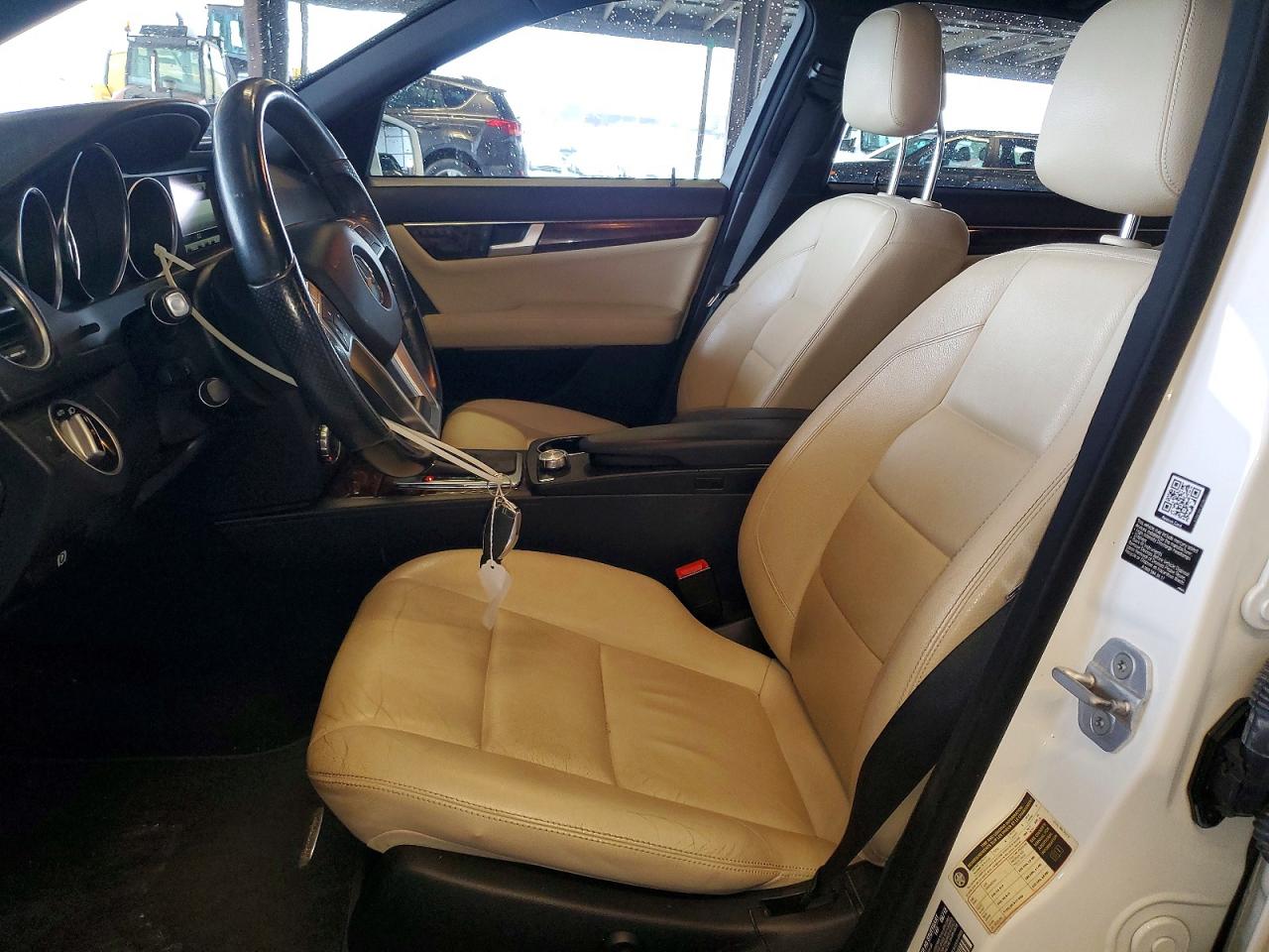 2013 Mercedes-benz C 350 White vin: WDDGF5HB1DR254162