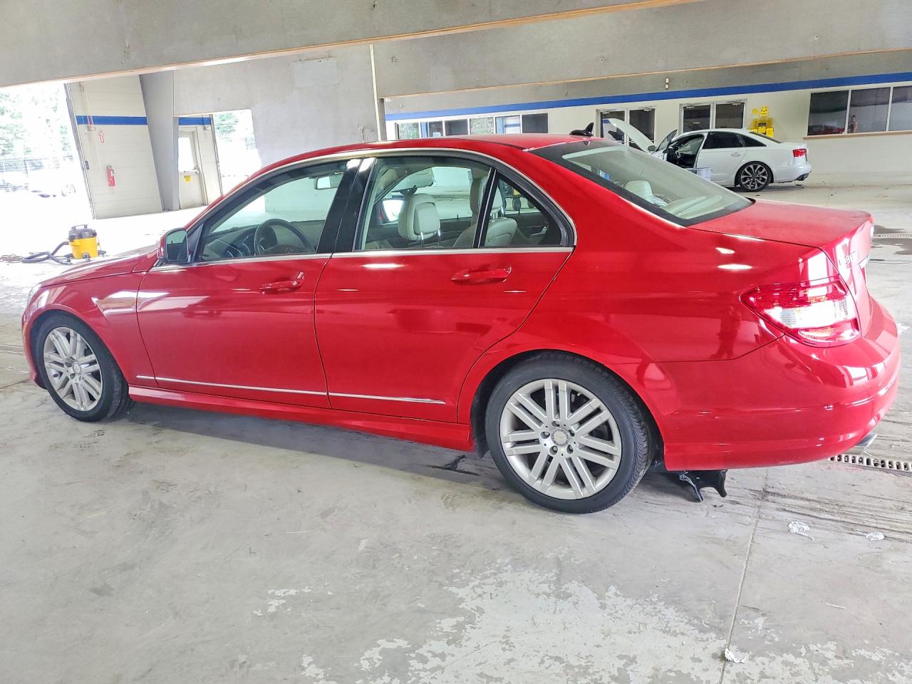 2009 Mercedes-benz 300-class Red vin: WDDGF81X19R083525
