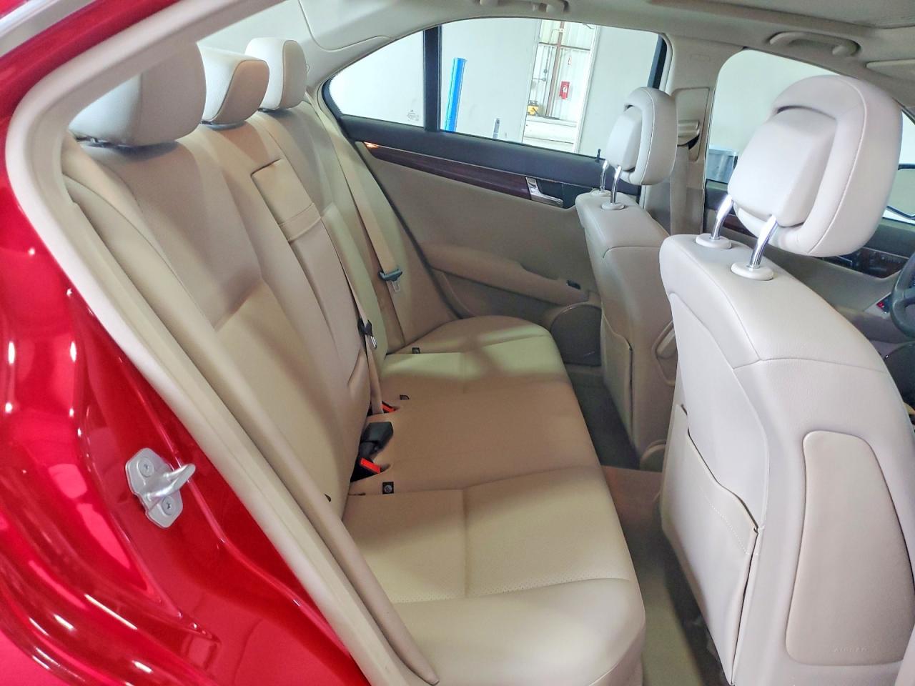2009 Mercedes-benz 300-class Red vin: WDDGF81X19R083525