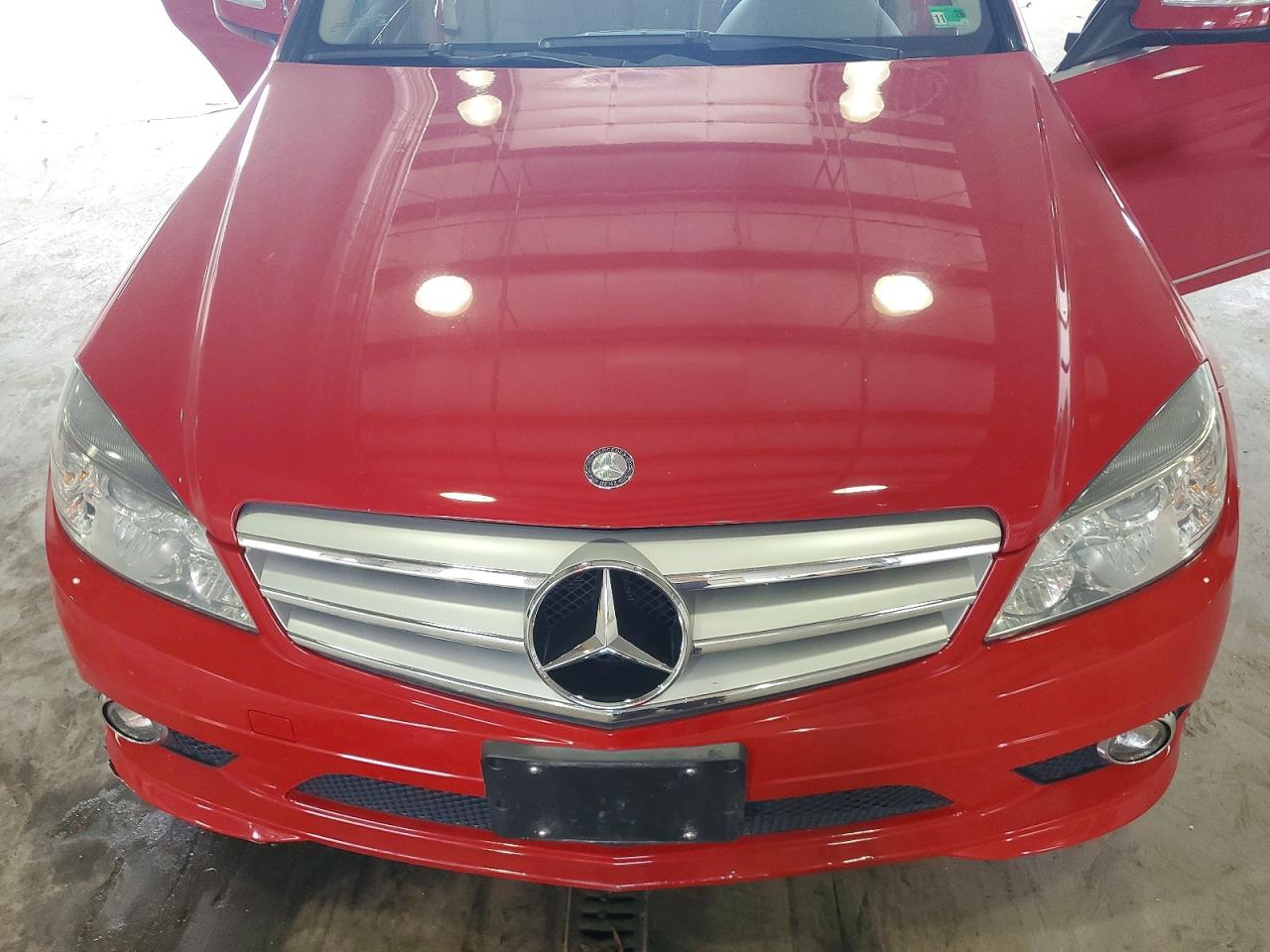 2009 Mercedes-benz 300-class Red vin: WDDGF81X19R083525