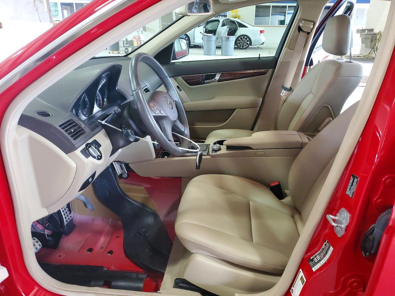 2009 Mercedes-benz 300-class Red vin: WDDGF81X19R083525