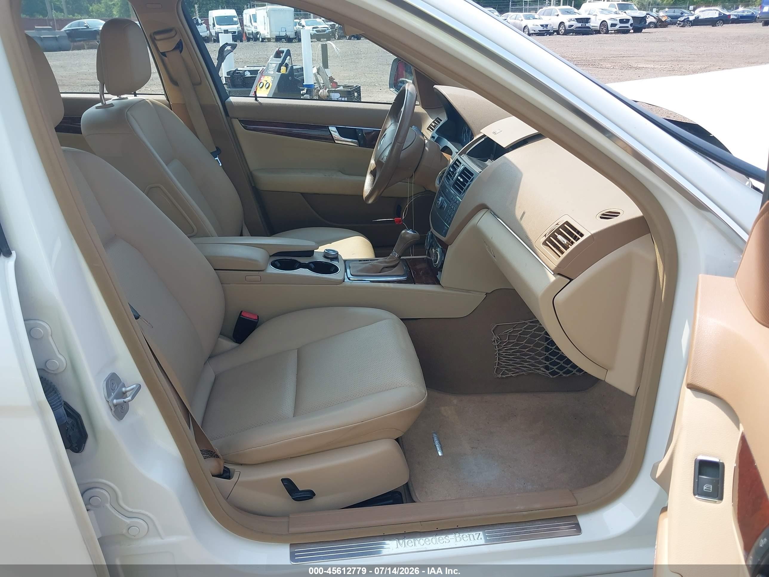 2008 Mercedes-benz C 300 Luxury 4matic/sport 4matic Белый vin: WDDGF81X28F055040