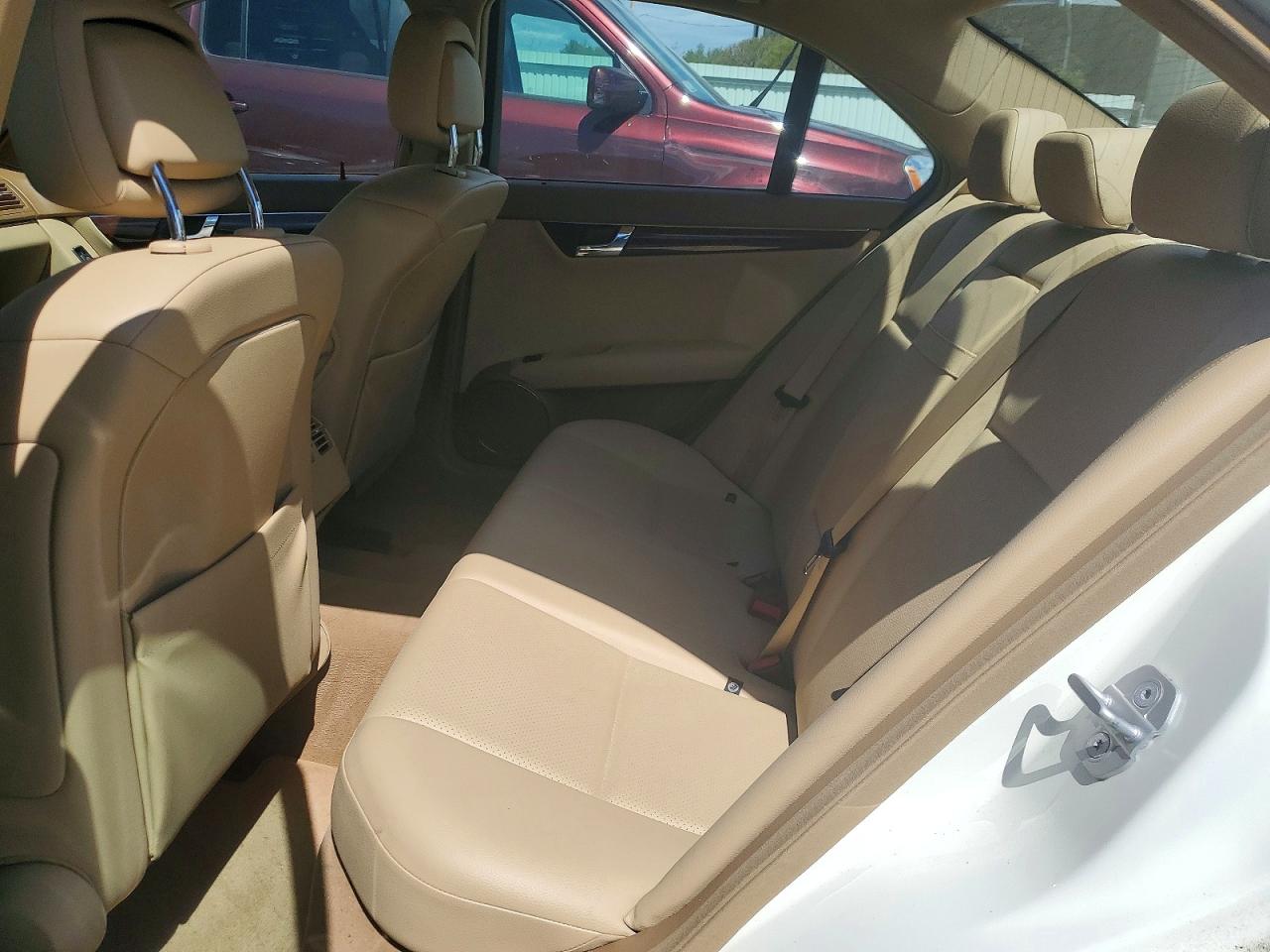 2008 Mercedes-benz C 300 4matic White vin: WDDGF81X88F057939