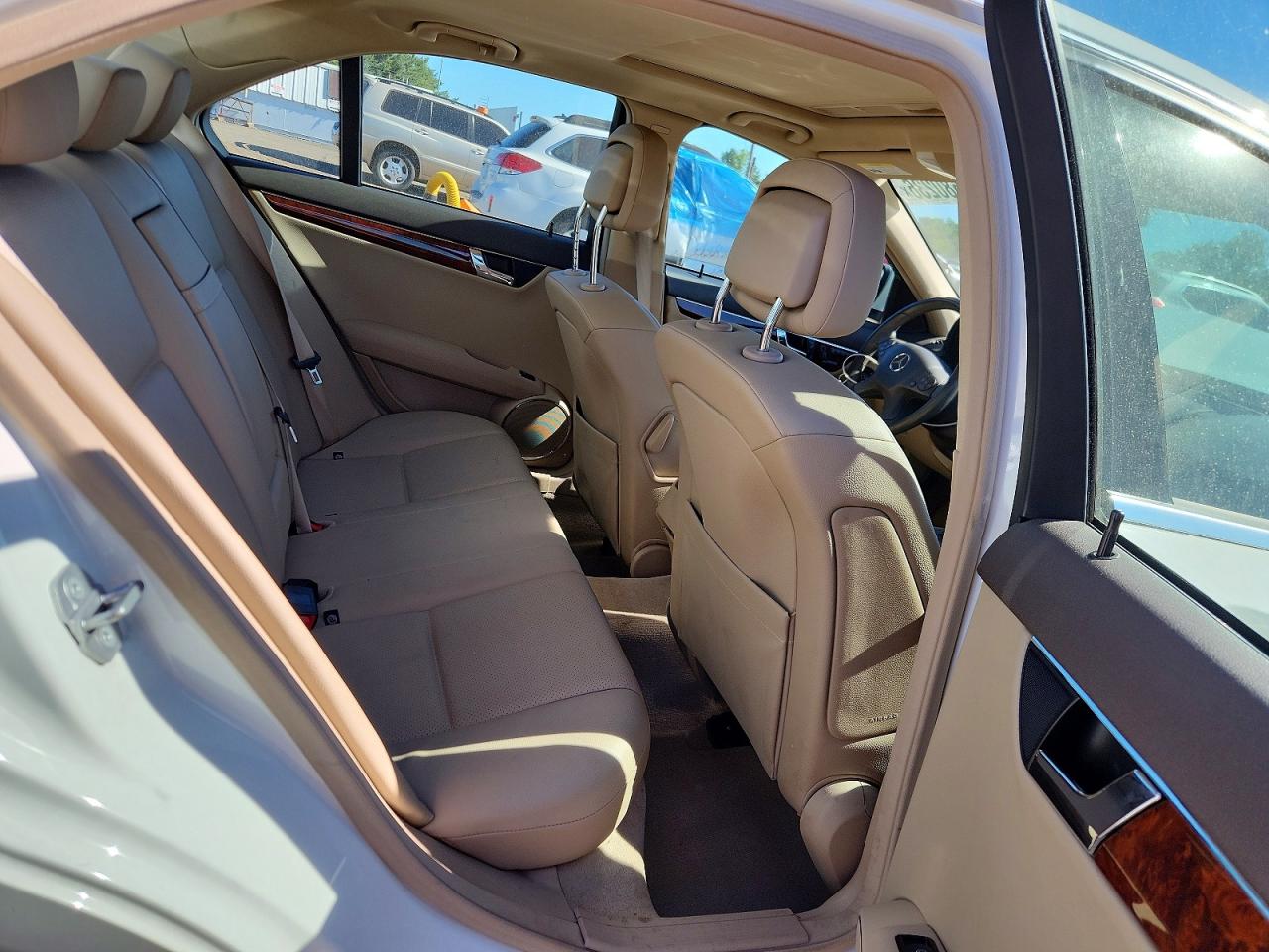 2009 Mercedes-benz C 300 4matic White vin: WDDGF81X89R046049