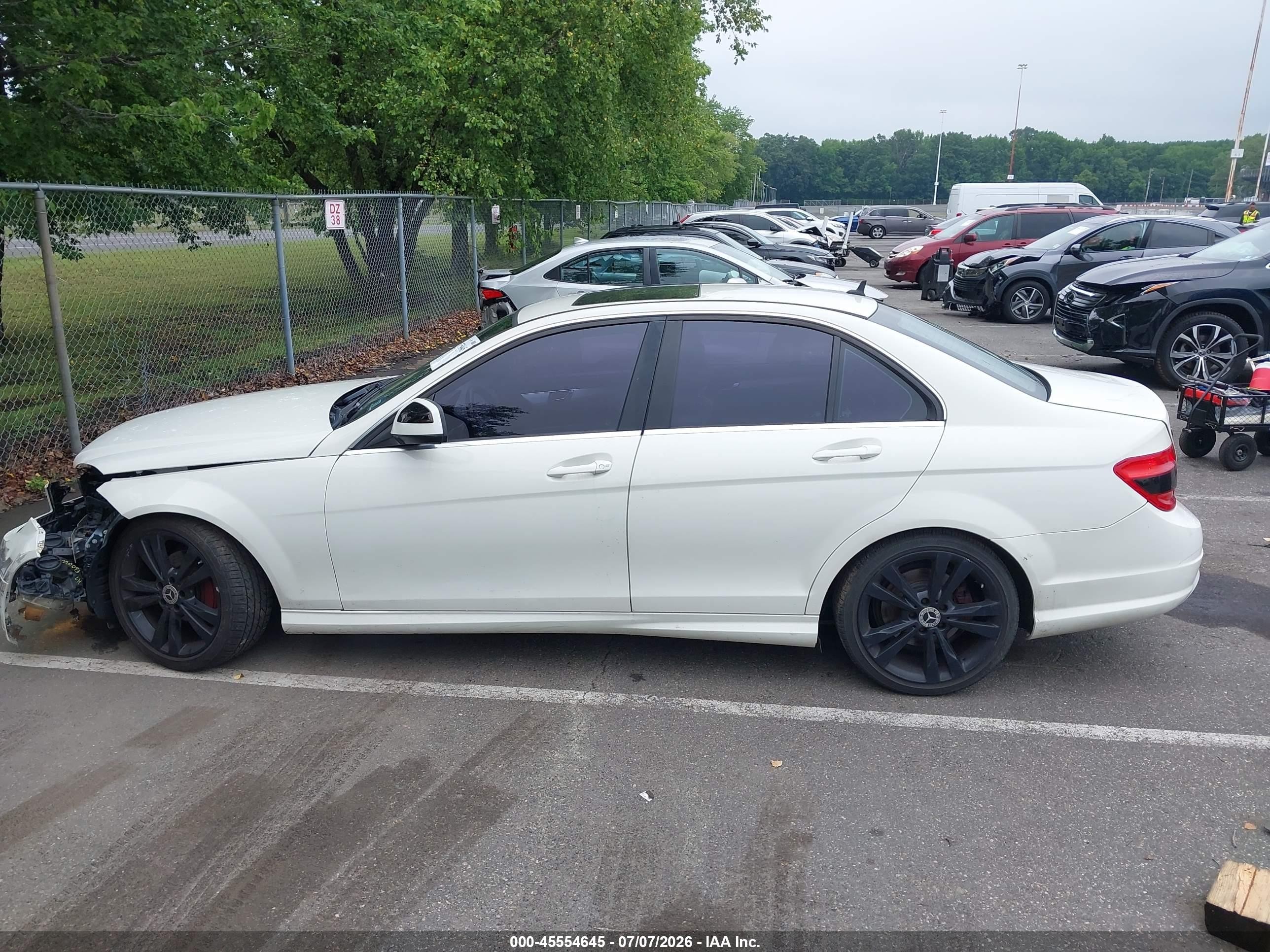 2009 Mercedes-benz C 300 Luxury 4matic/sport 4matic White vin: WDDGF81XX9F267248