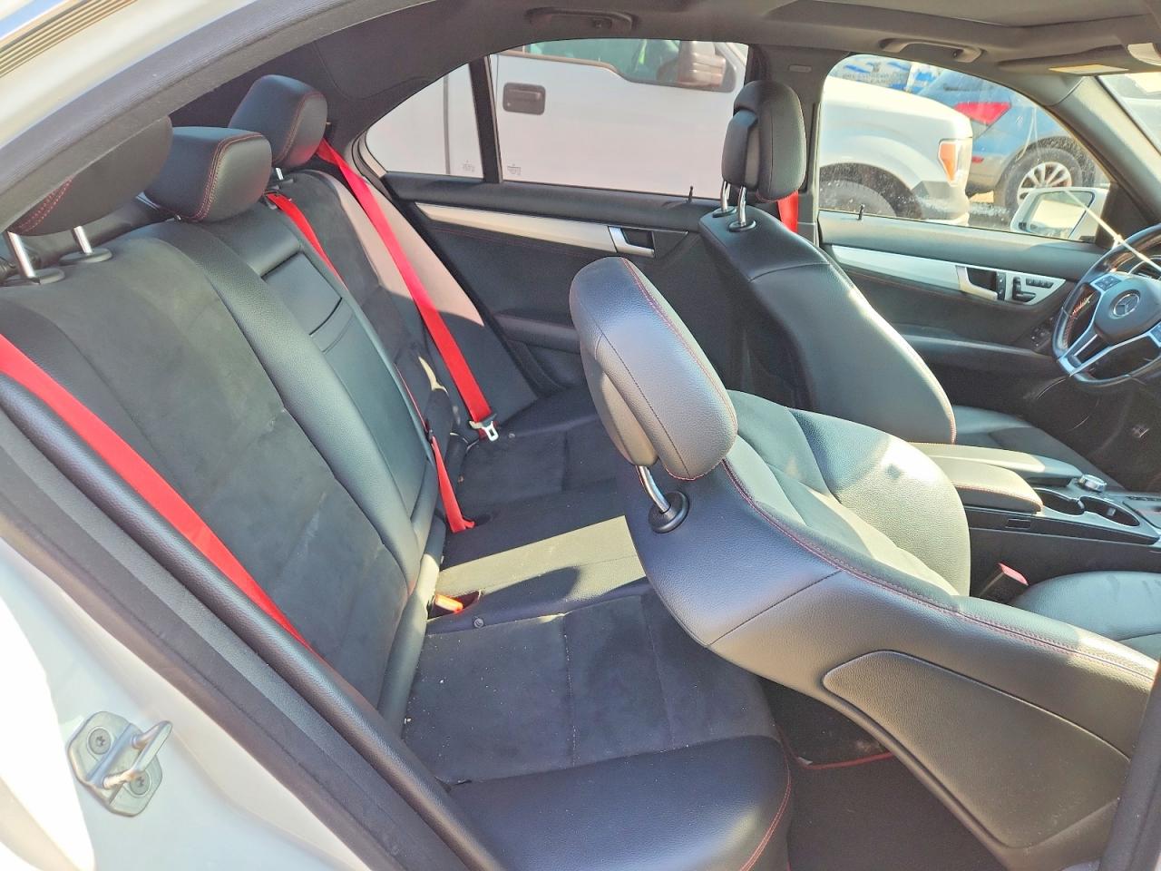 2013 Mercedes-benz C 300 4matic Белый vin: WDDGF8AB0DR253077