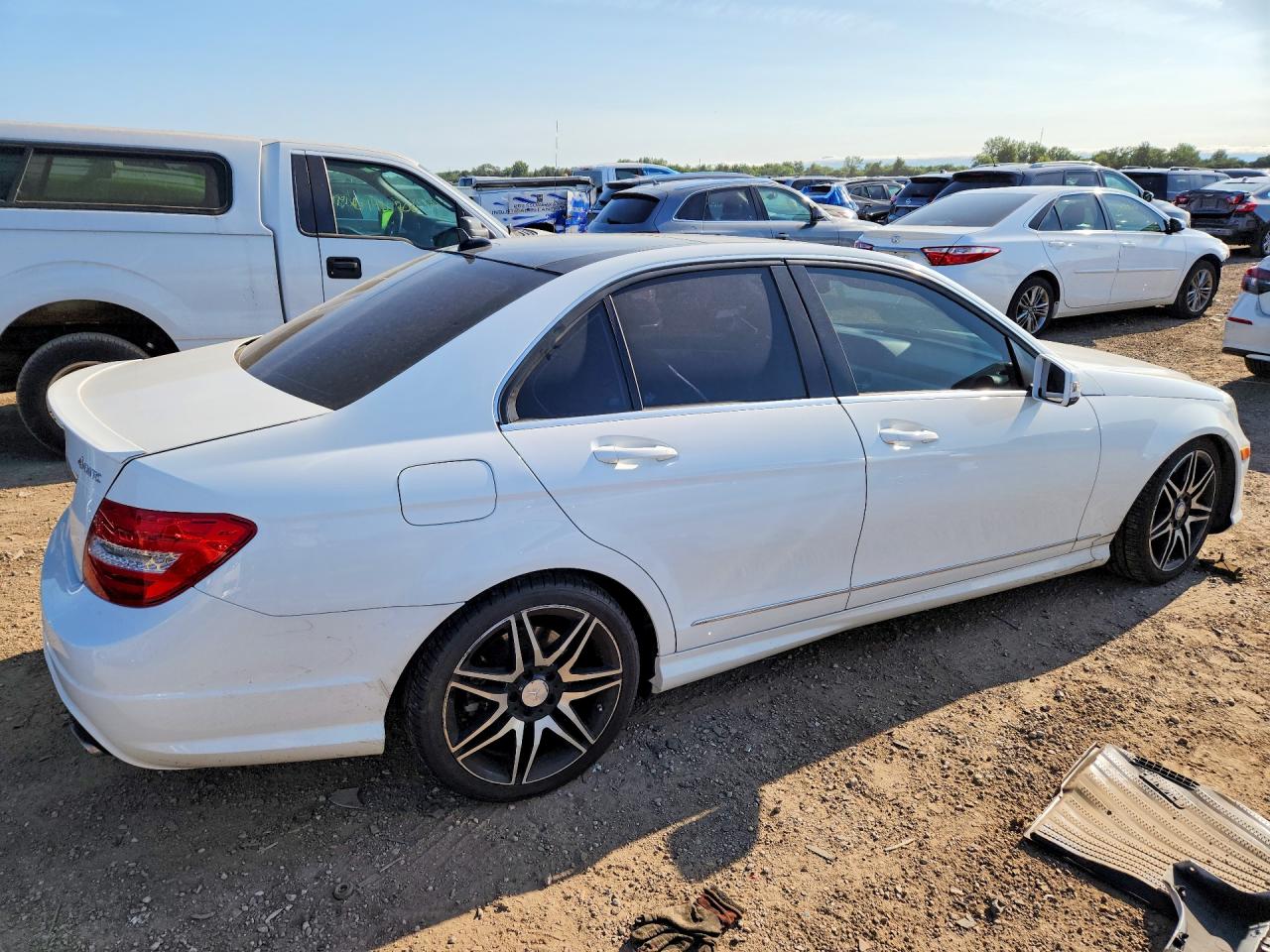2013 Mercedes-benz C 300 4matic Белый vin: WDDGF8AB0DR253077