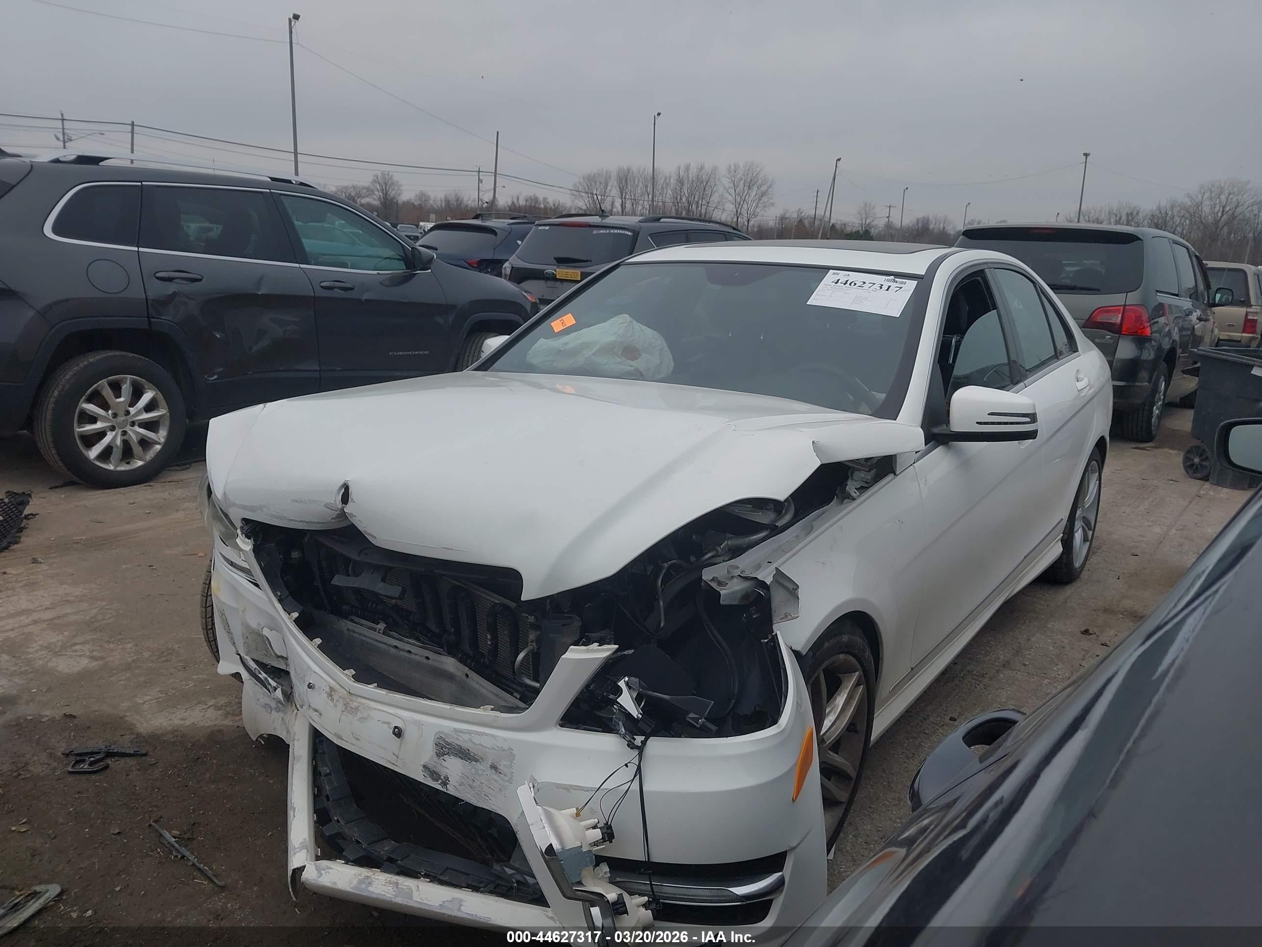 2013 Mercedes-benz C 300 Sport 4matic White vin: WDDGF8AB0DR253631