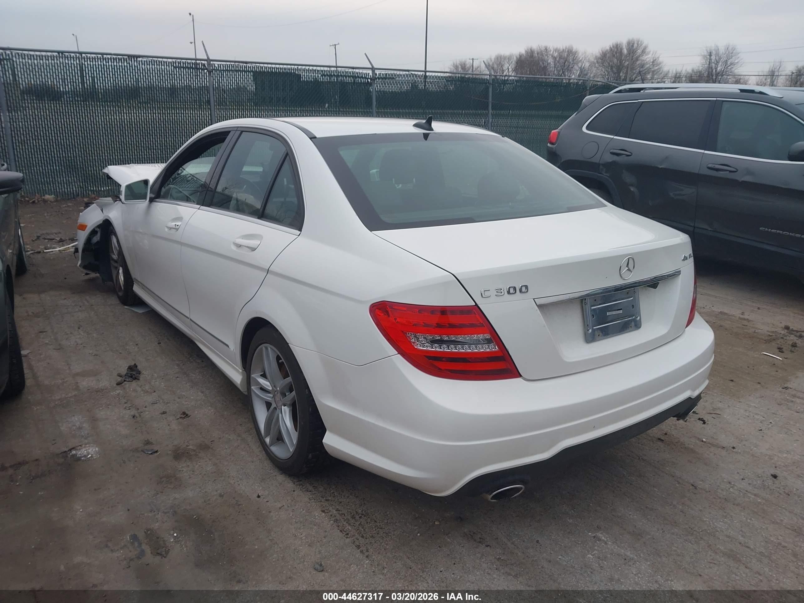 2013 Mercedes-benz C 300 Sport 4matic White vin: WDDGF8AB0DR253631