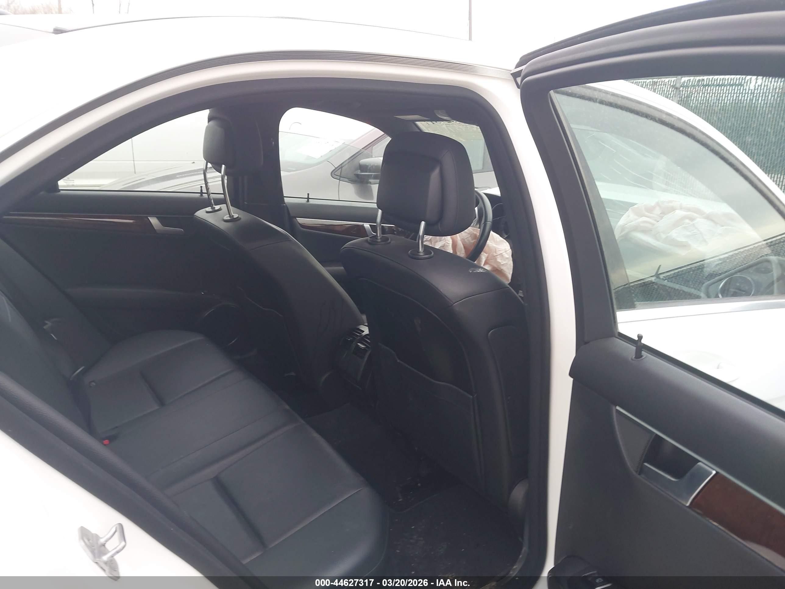 2013 Mercedes-benz C 300 Sport 4matic White vin: WDDGF8AB0DR253631