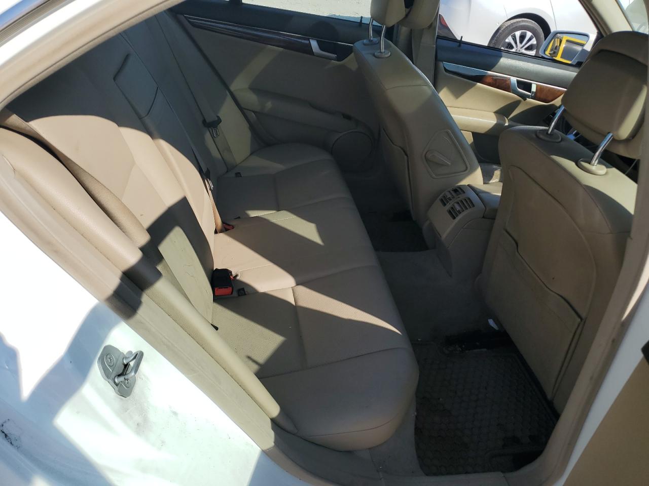 2013 Mercedes-benz 300-class White vin: WDDGF8AB1DA783752