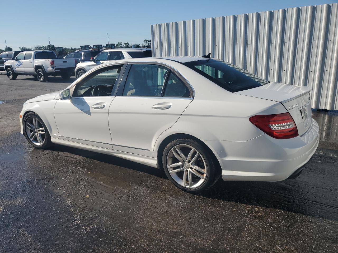 2013 Mercedes-benz C 300 4matic White vin: WDDGF8AB1DA814109 Damage: Left Qtr Panel, Dent(S) W/No Paint Dmg, < 1/8 Inch