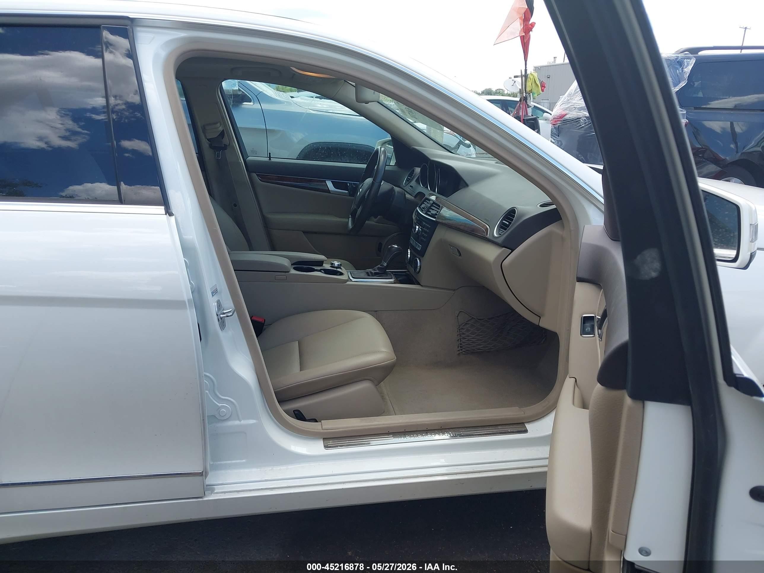 2013 Mercedes-benz C 300 Luxury 4matic White vin: WDDGF8AB1DF952896