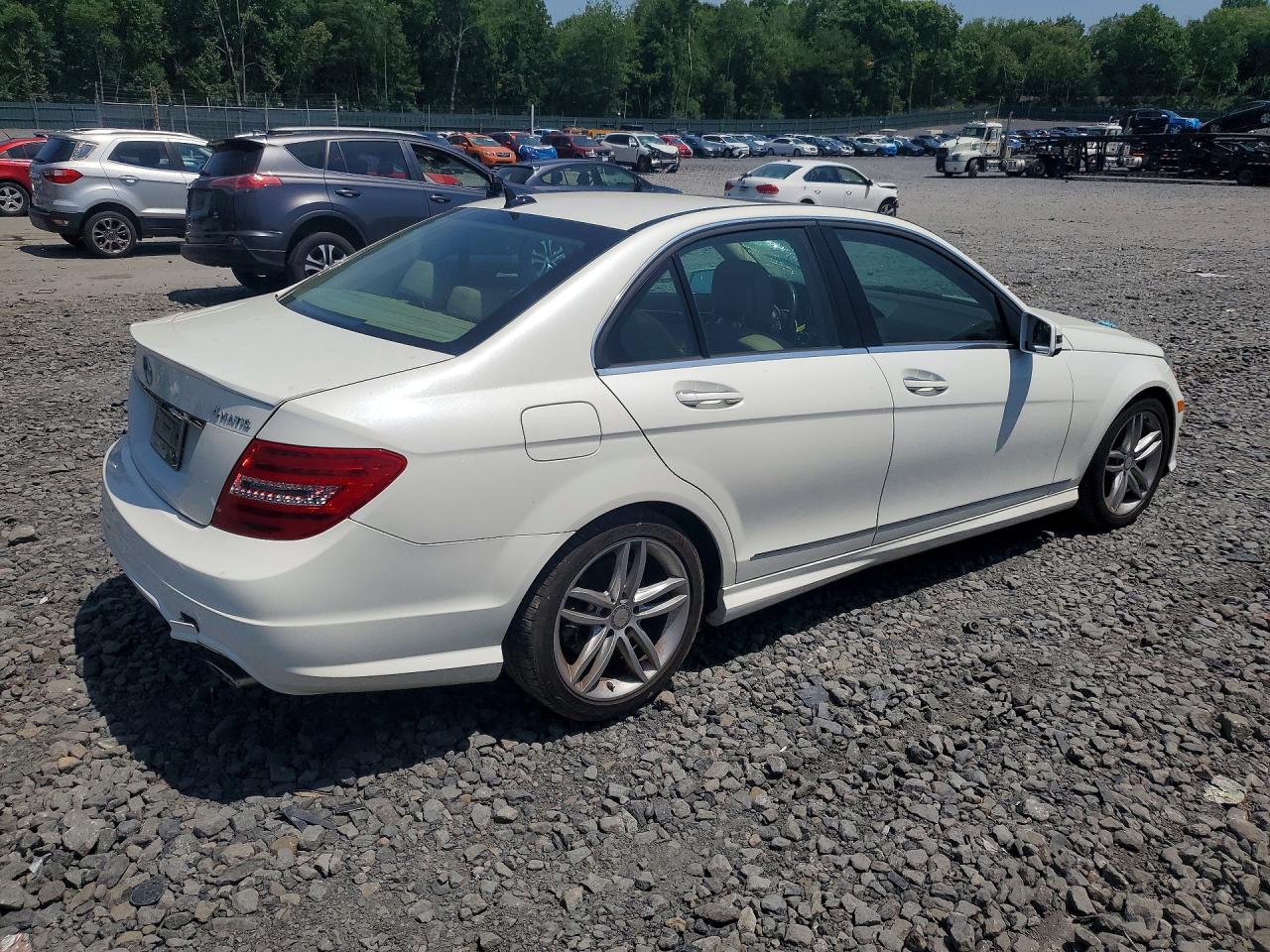 2013 Mercedes-benz C 300 4matic White vin: WDDGF8AB1DG083484