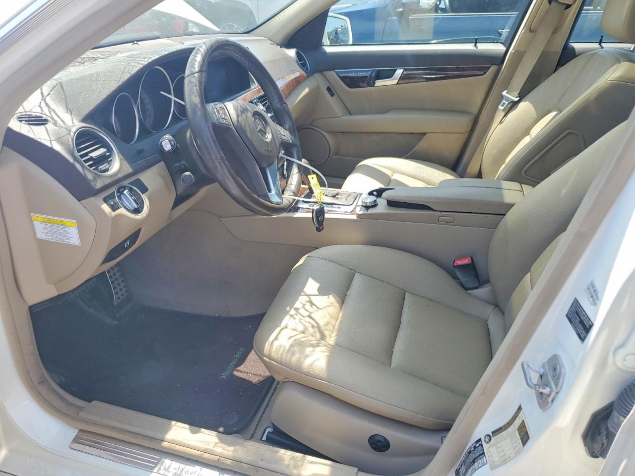 2013 Mercedes-benz C 300 4matic White vin: WDDGF8AB1DG083484