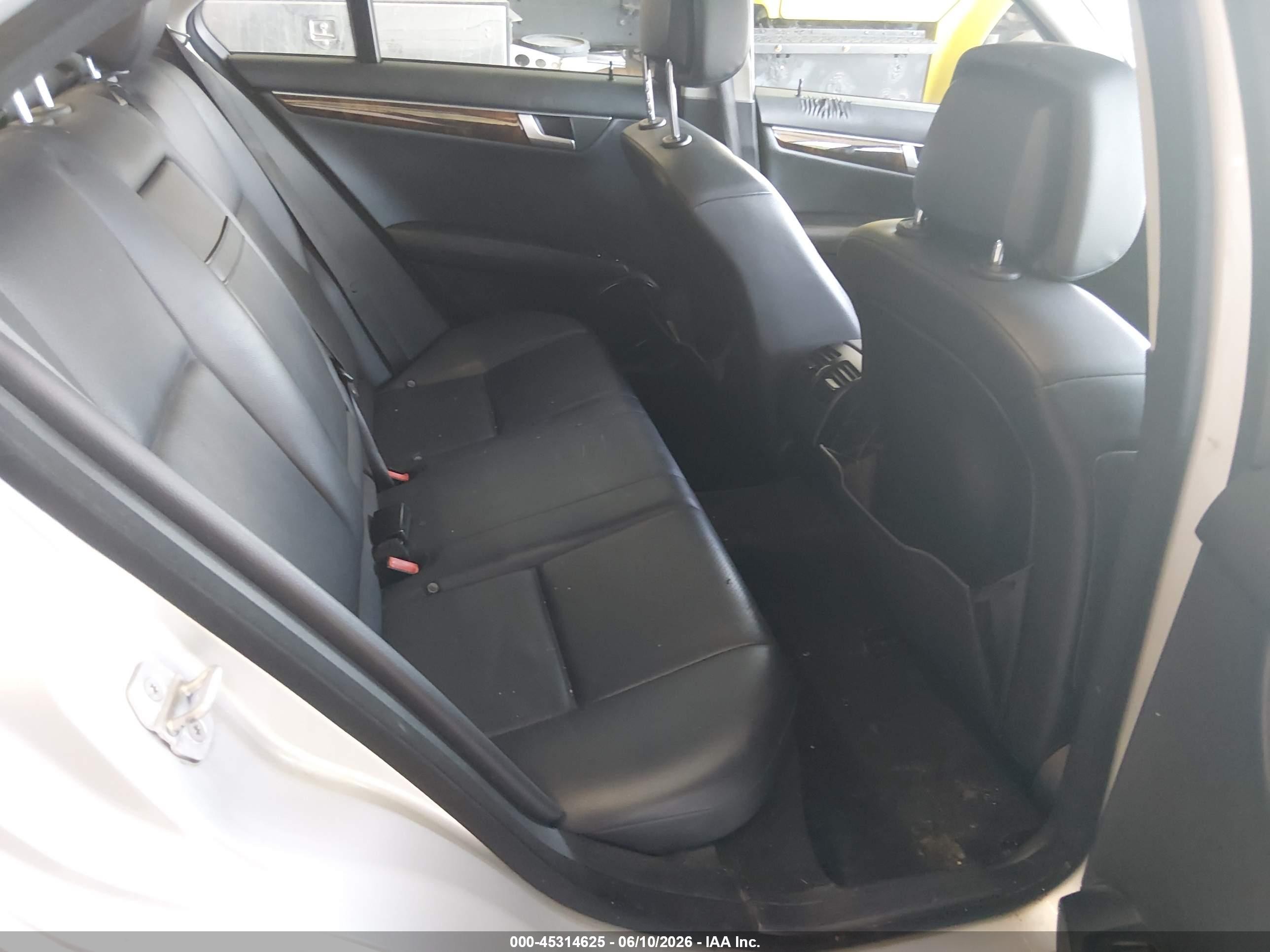 2013 Mercedes-benz C 300 Luxury 4matic Silver vin: WDDGF8AB1DG137981