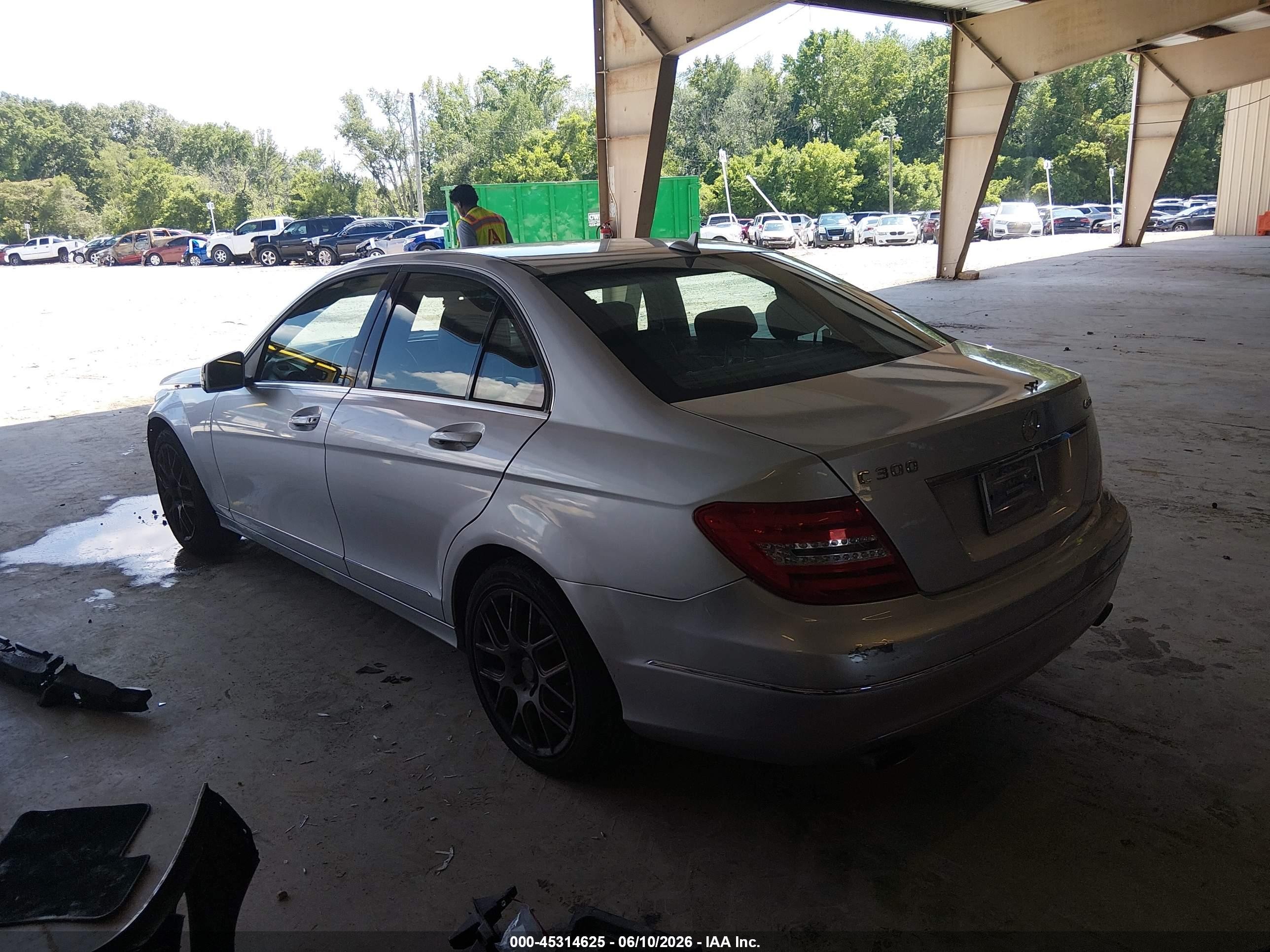 2013 Mercedes-benz C 300 Luxury 4matic Silver vin: WDDGF8AB1DG137981