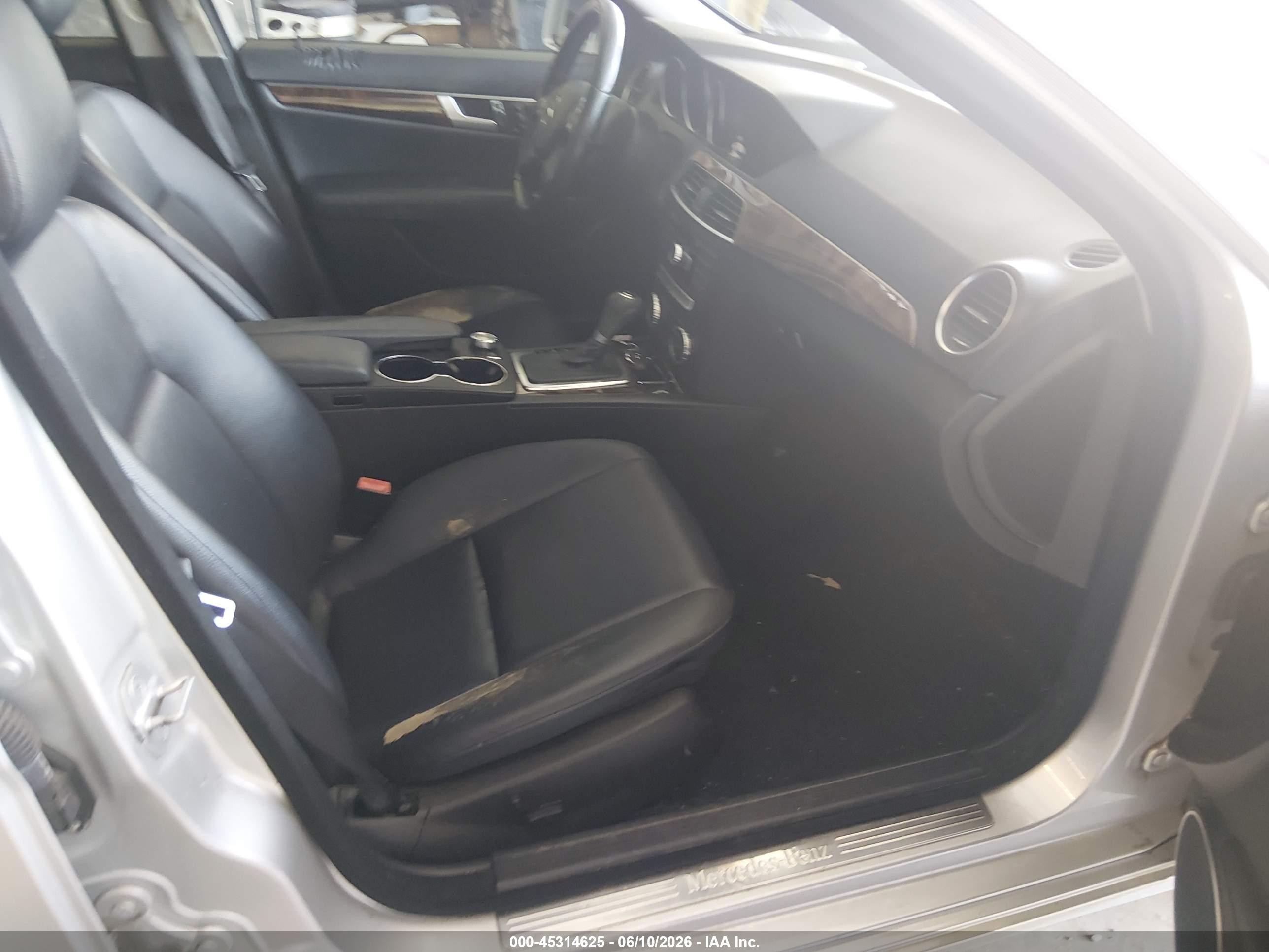 2013 Mercedes-benz C 300 Luxury 4matic Silver vin: WDDGF8AB1DG137981