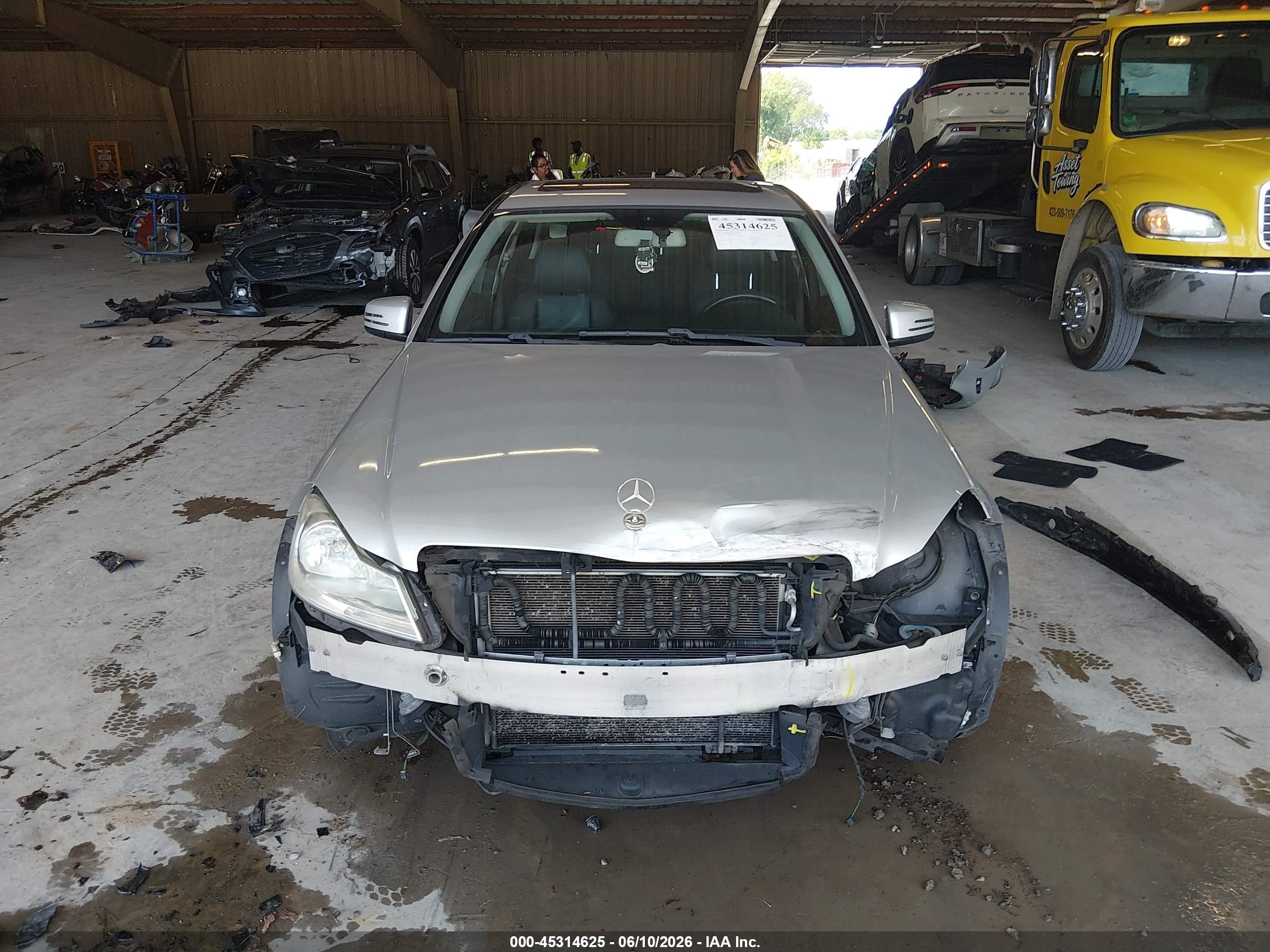 2013 Mercedes-benz C 300 Luxury 4matic Silver vin: WDDGF8AB1DG137981