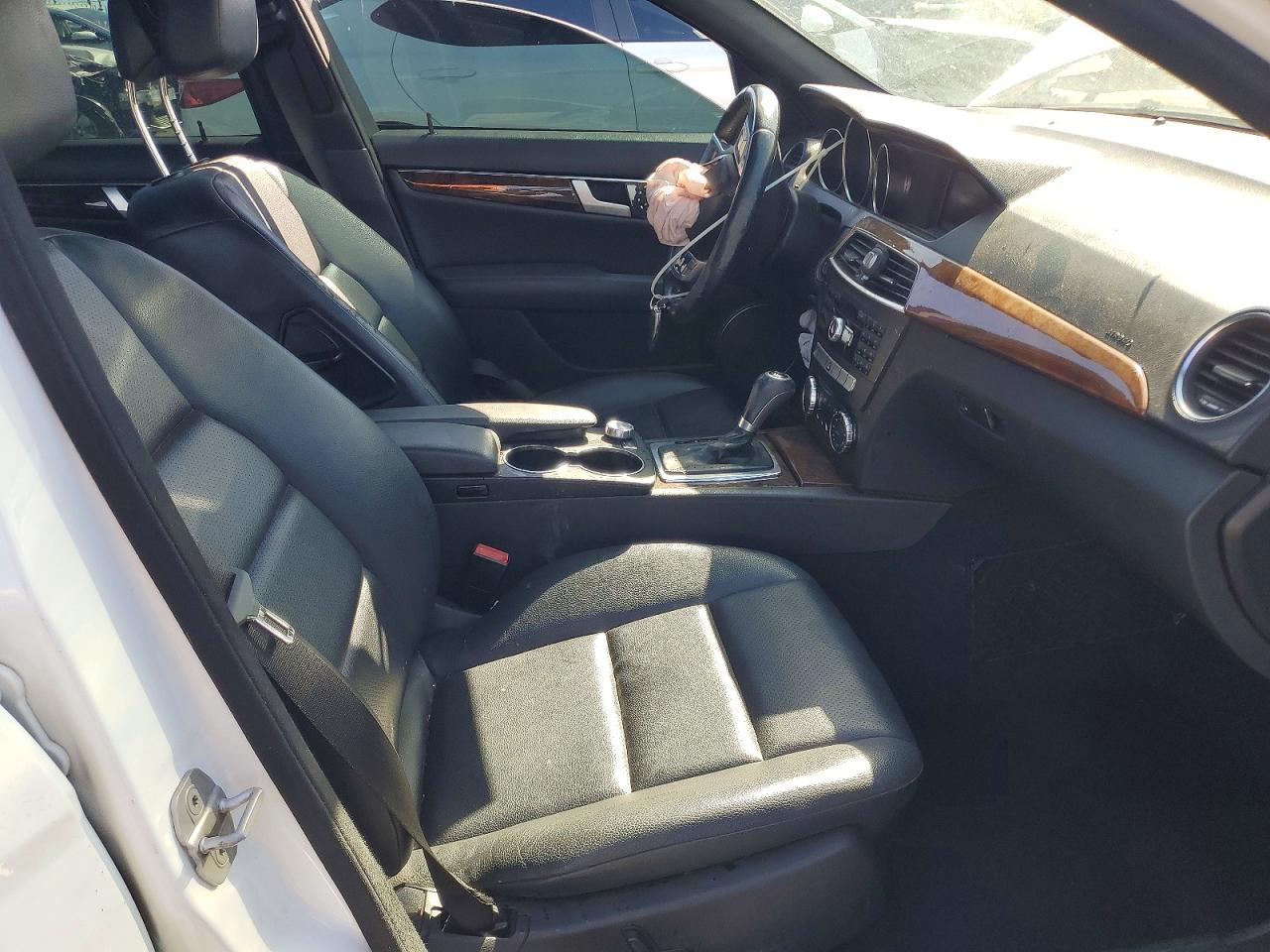 2013 Mercedes-benz C 300 4matic White vin: WDDGF8AB1DR246459