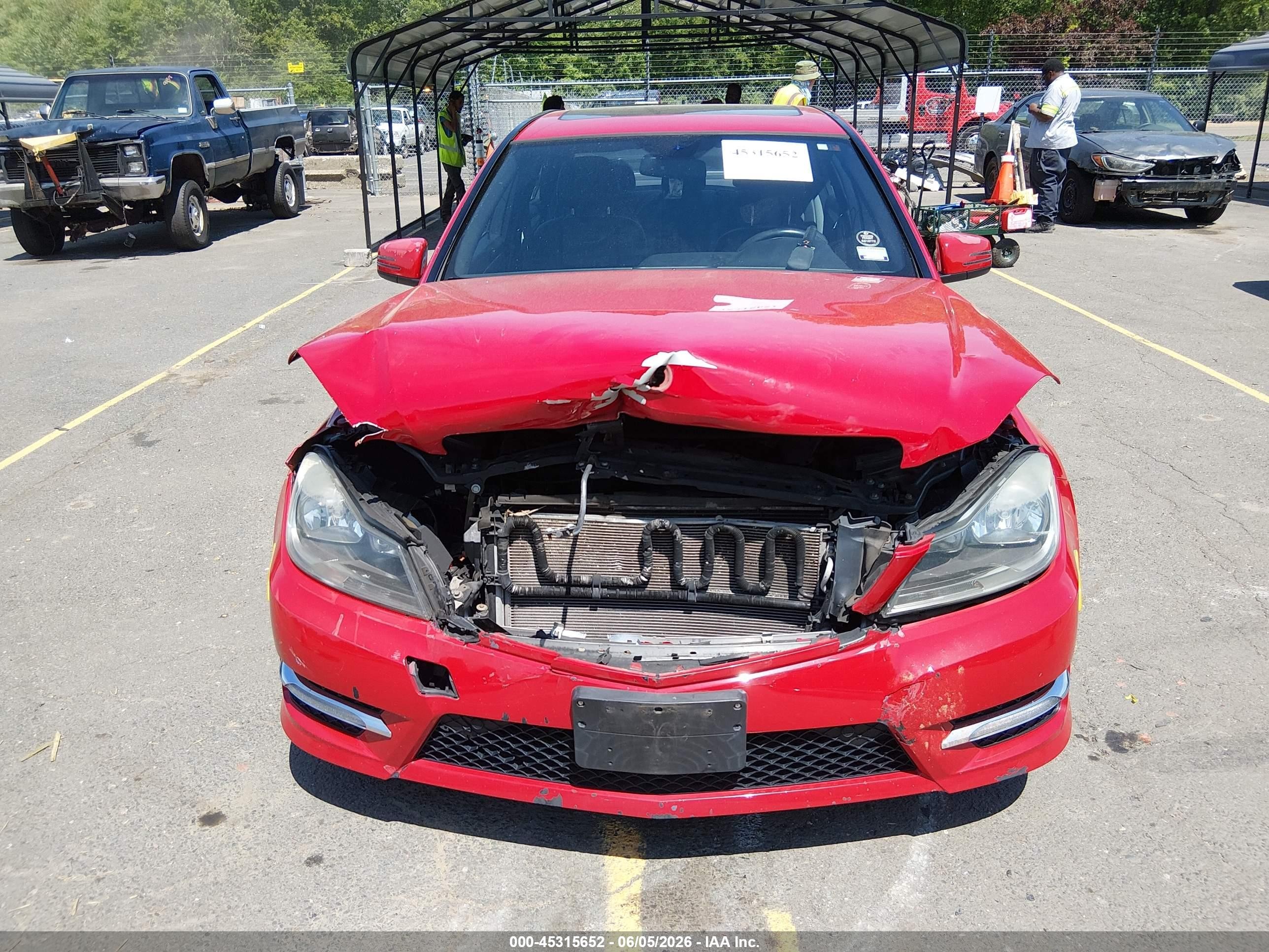 2013 Mercedes-benz C 300 Sport 4matic Red vin: WDDGF8AB1DR252021