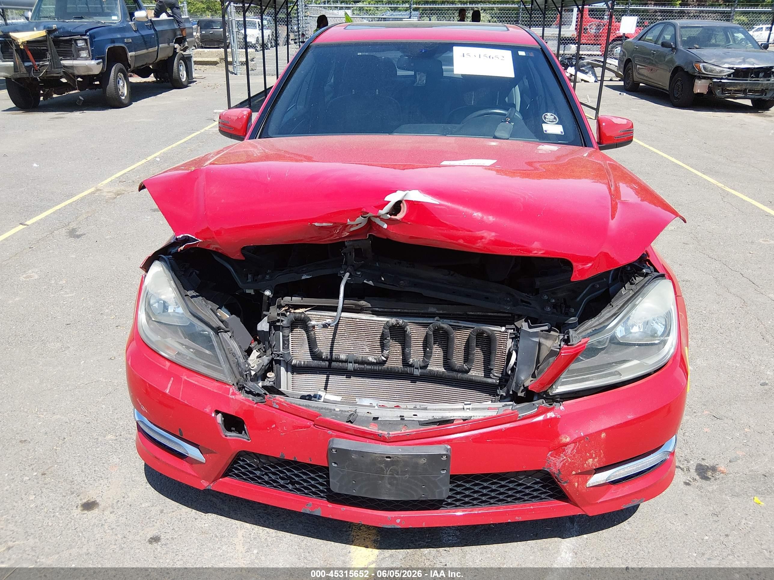 2013 Mercedes-benz C 300 Sport 4matic Red vin: WDDGF8AB1DR252021