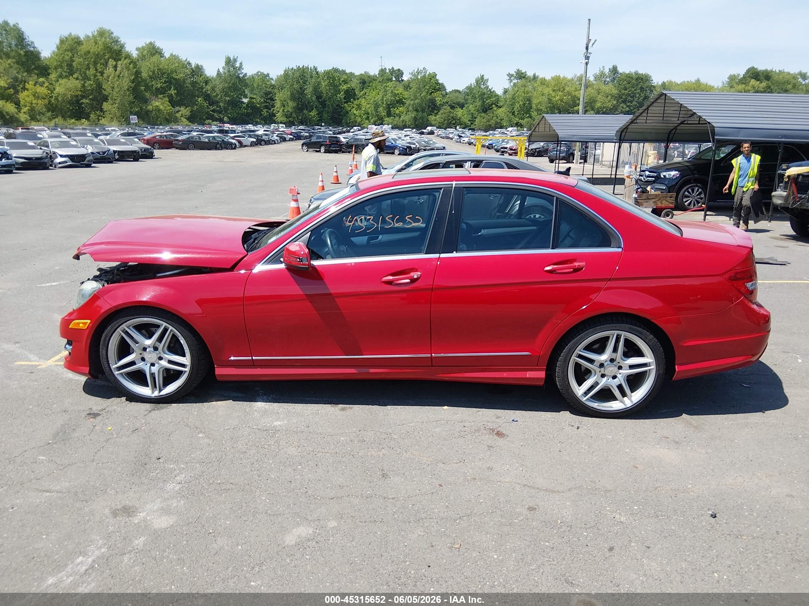 2013 Mercedes-benz C 300 Sport 4matic Red vin: WDDGF8AB1DR252021