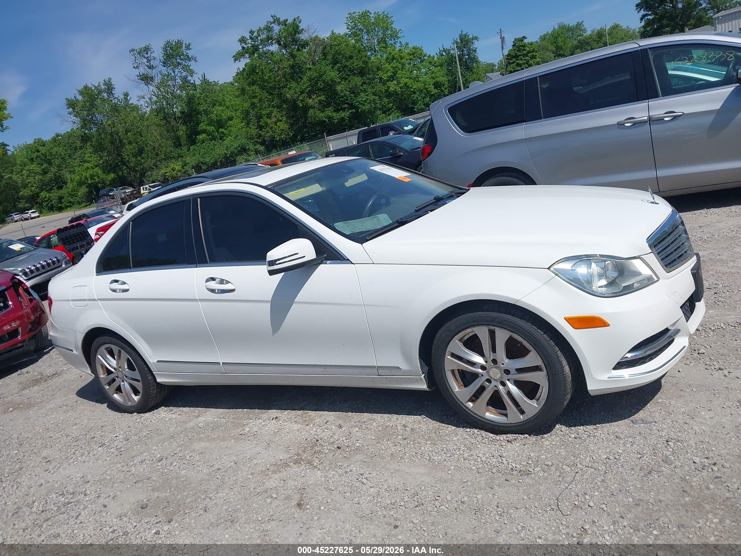 2013 Mercedes-benz C 300 Luxury 4matic White vin: WDDGF8AB1DR270714