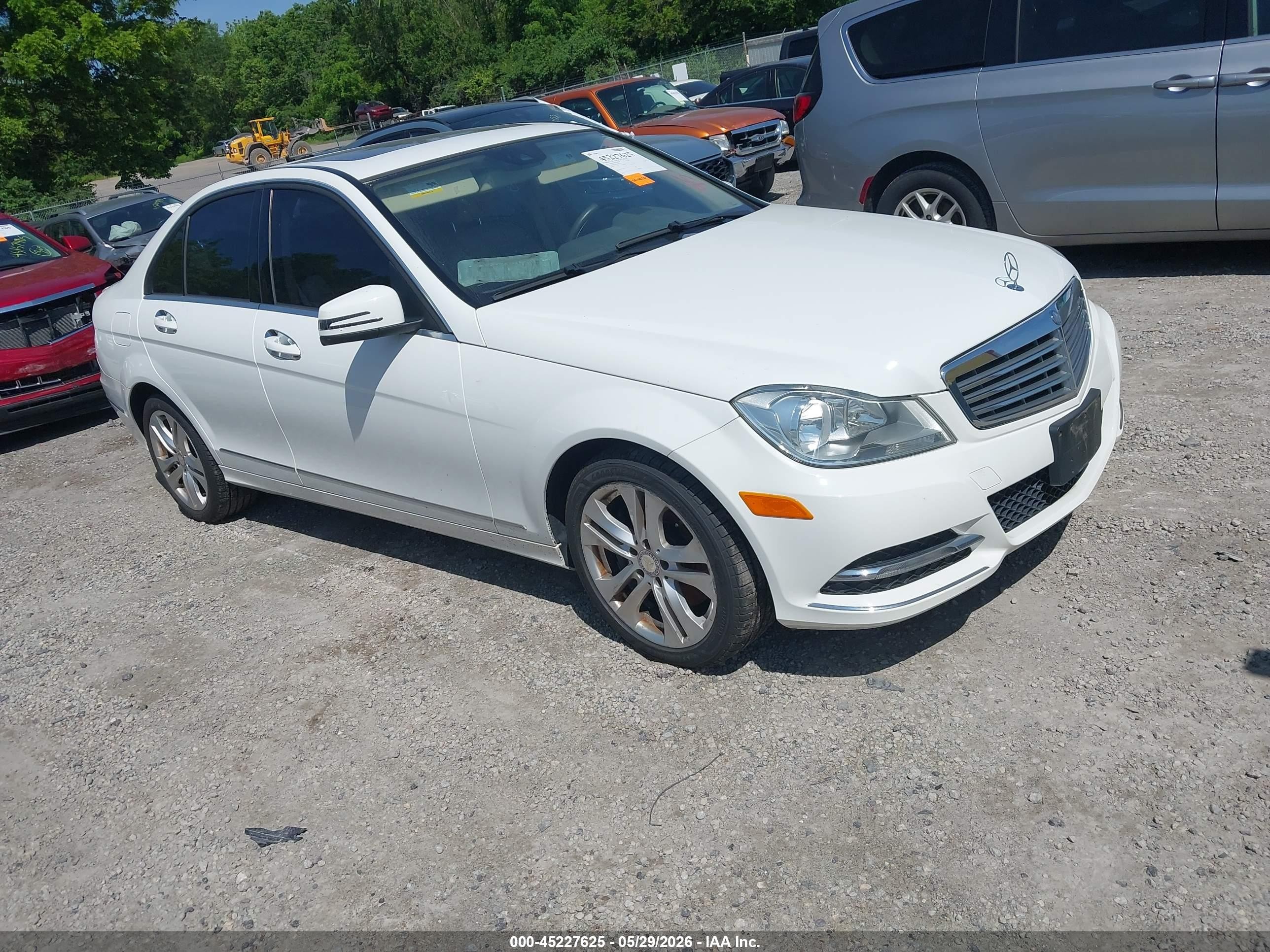 2013 Mercedes-benz C 300 Luxury 4matic White vin: WDDGF8AB1DR270714