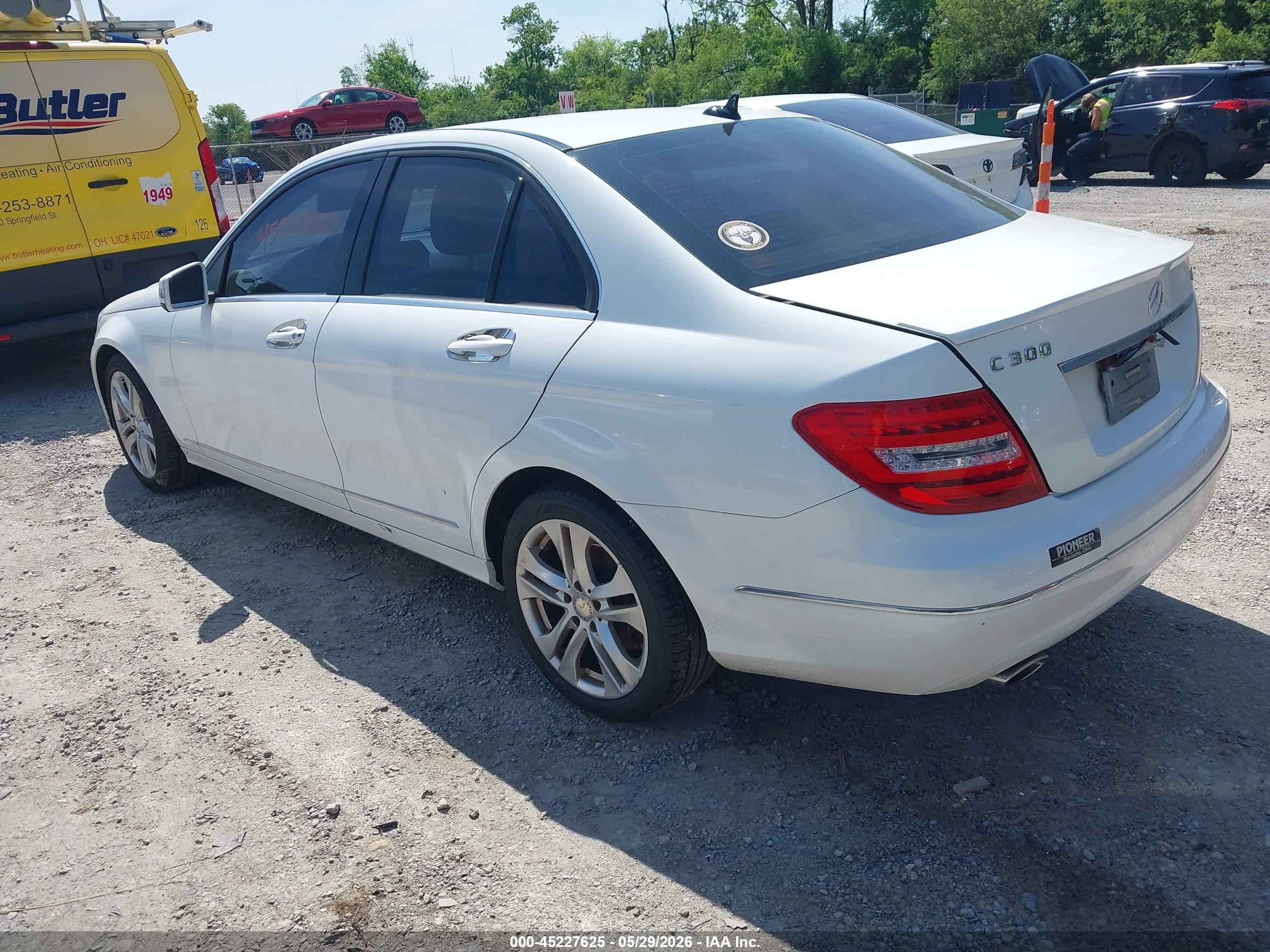 2013 Mercedes-benz C 300 Luxury 4matic White vin: WDDGF8AB1DR270714