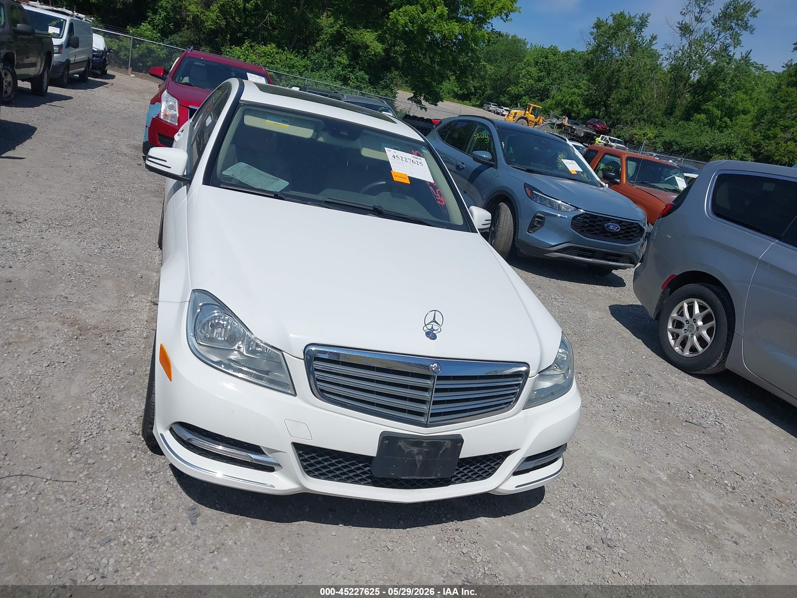 2013 Mercedes-benz C 300 Luxury 4matic White vin: WDDGF8AB1DR270714