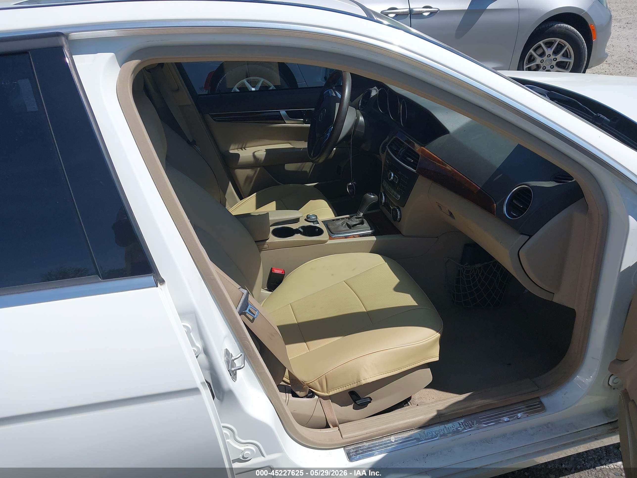 2013 Mercedes-benz C 300 Luxury 4matic White vin: WDDGF8AB1DR270714