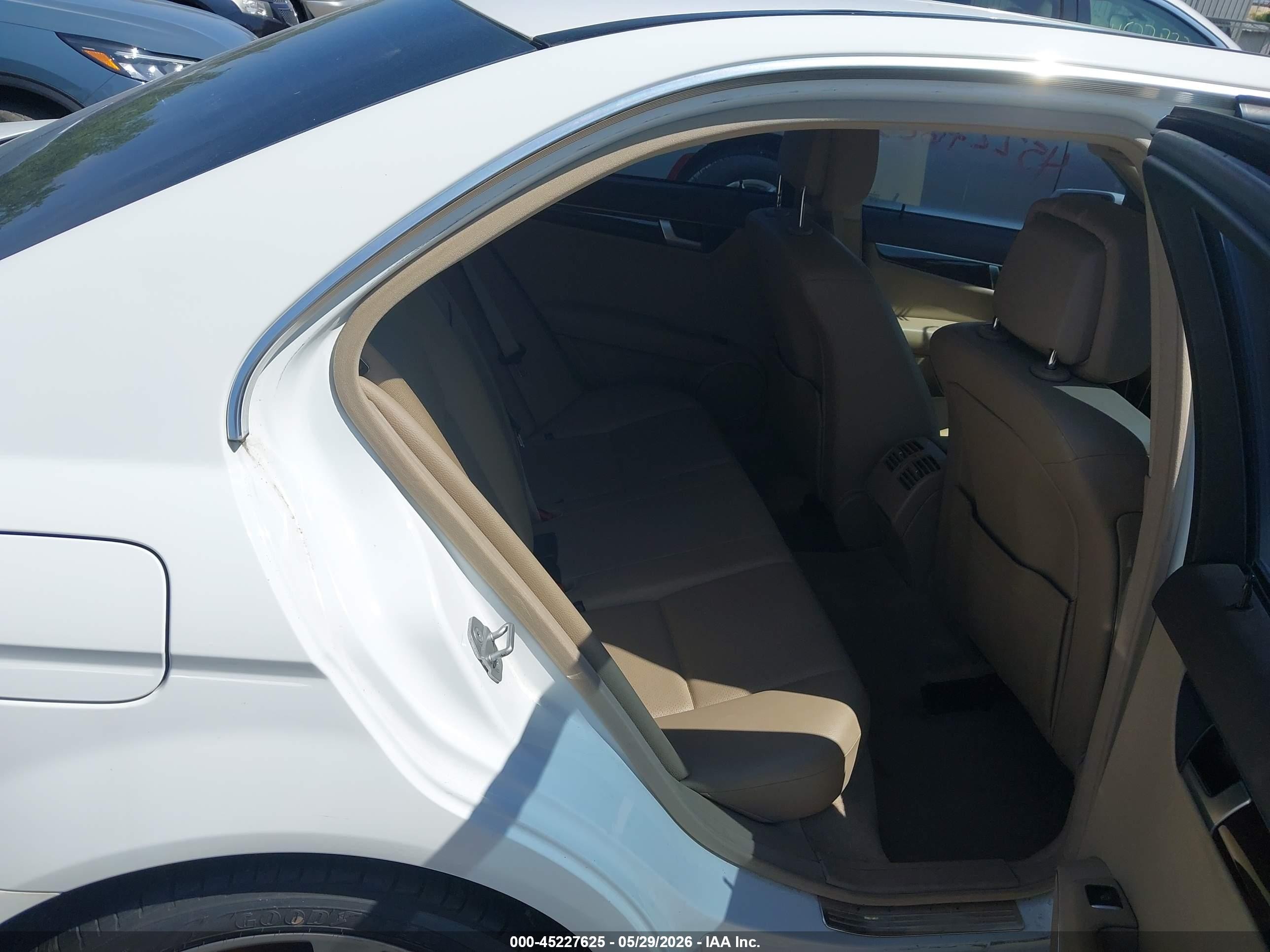 2013 Mercedes-benz C 300 Luxury 4matic White vin: WDDGF8AB1DR270714