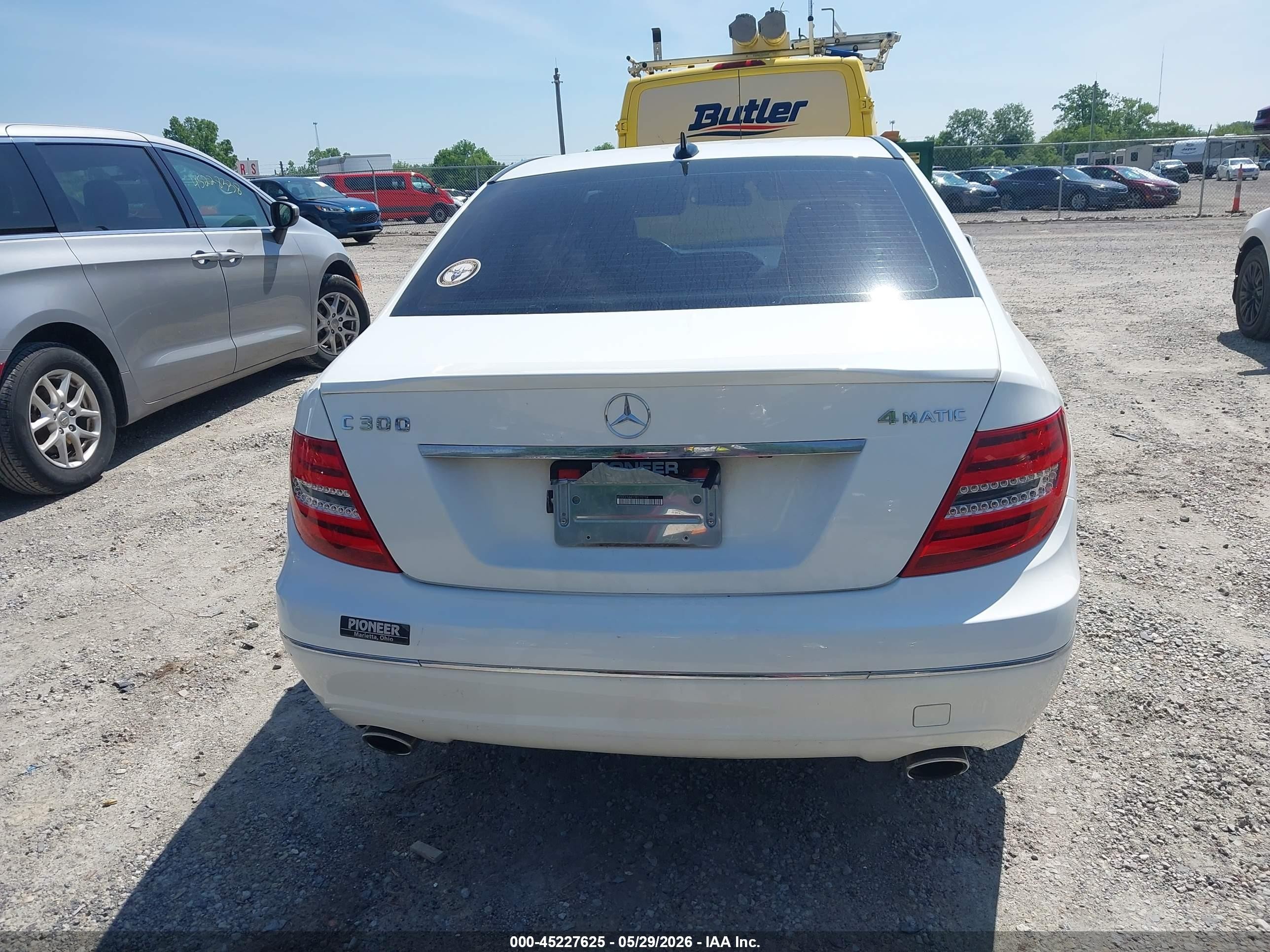 2013 Mercedes-benz C 300 Luxury 4matic White vin: WDDGF8AB1DR270714