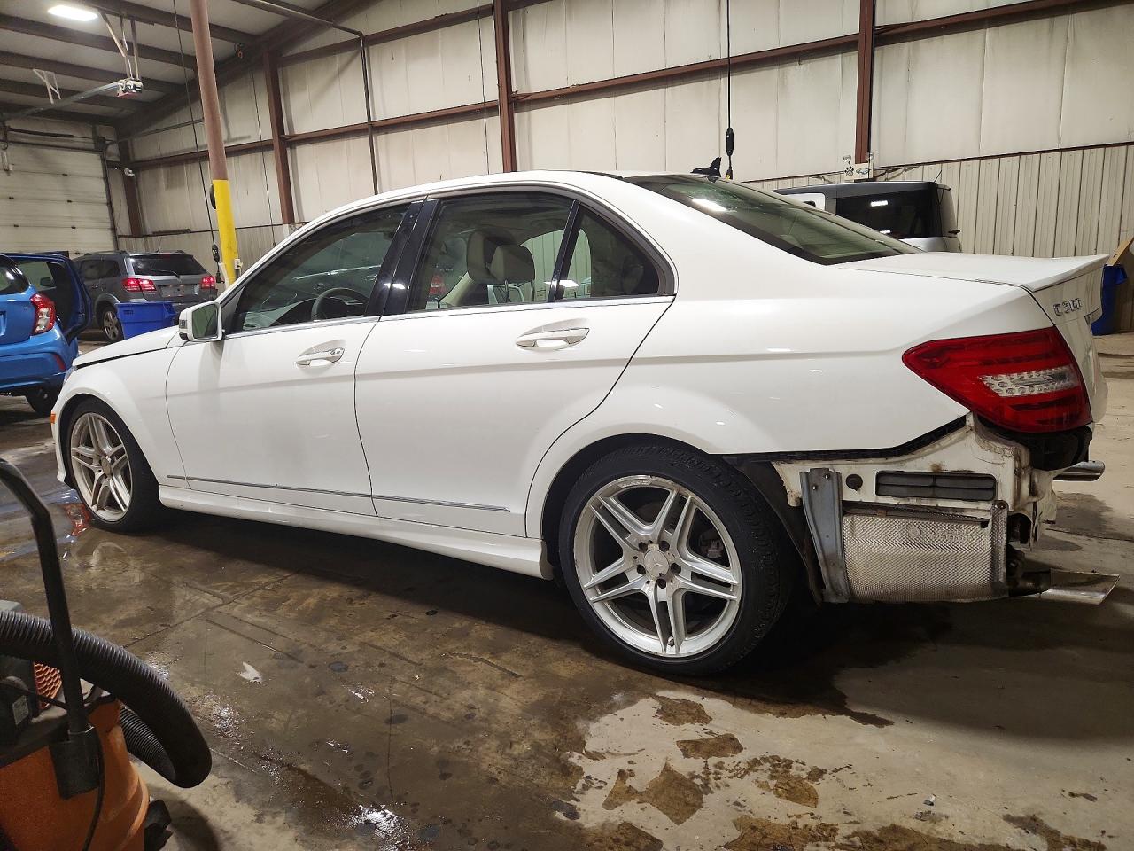2013 Mercedes-benz C 300 4matic White vin: WDDGF8AB1DR281714
