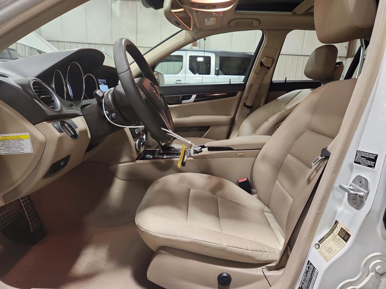 2013 Mercedes-benz C 300 4matic White vin: WDDGF8AB1DR281714