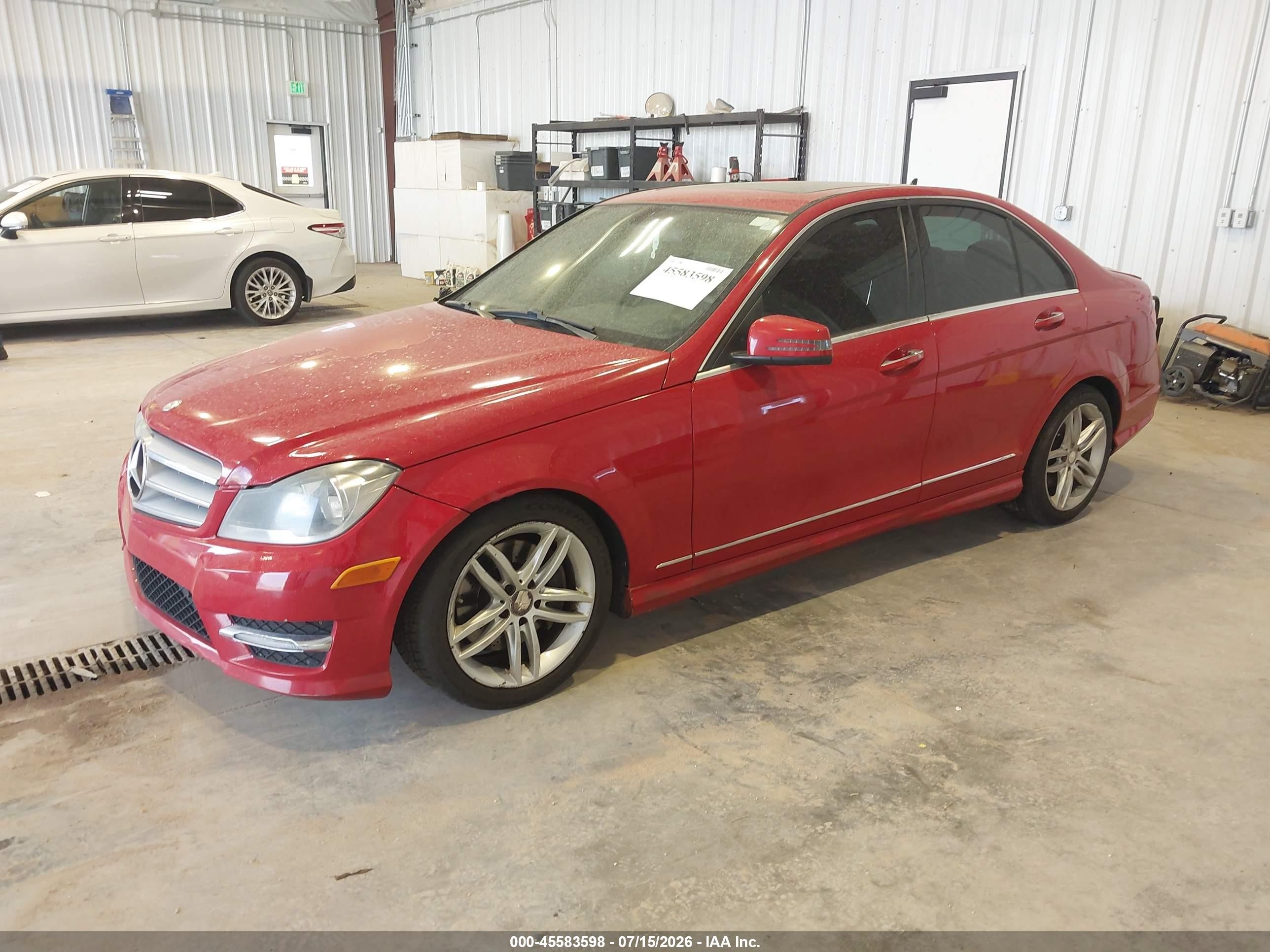 2013 Mercedes-benz C 300 Sport 4matic Красный vin: WDDGF8AB1DR282362