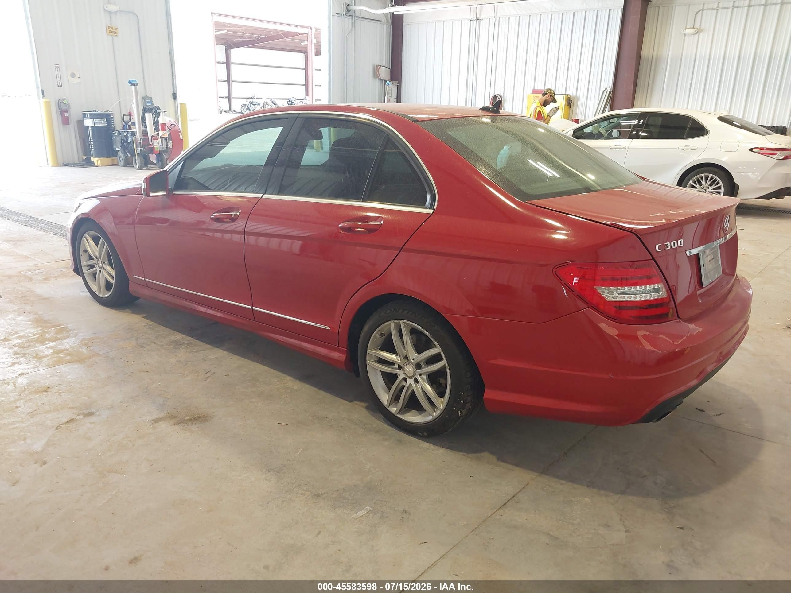 2013 Mercedes-benz C 300 Sport 4matic Красный vin: WDDGF8AB1DR282362
