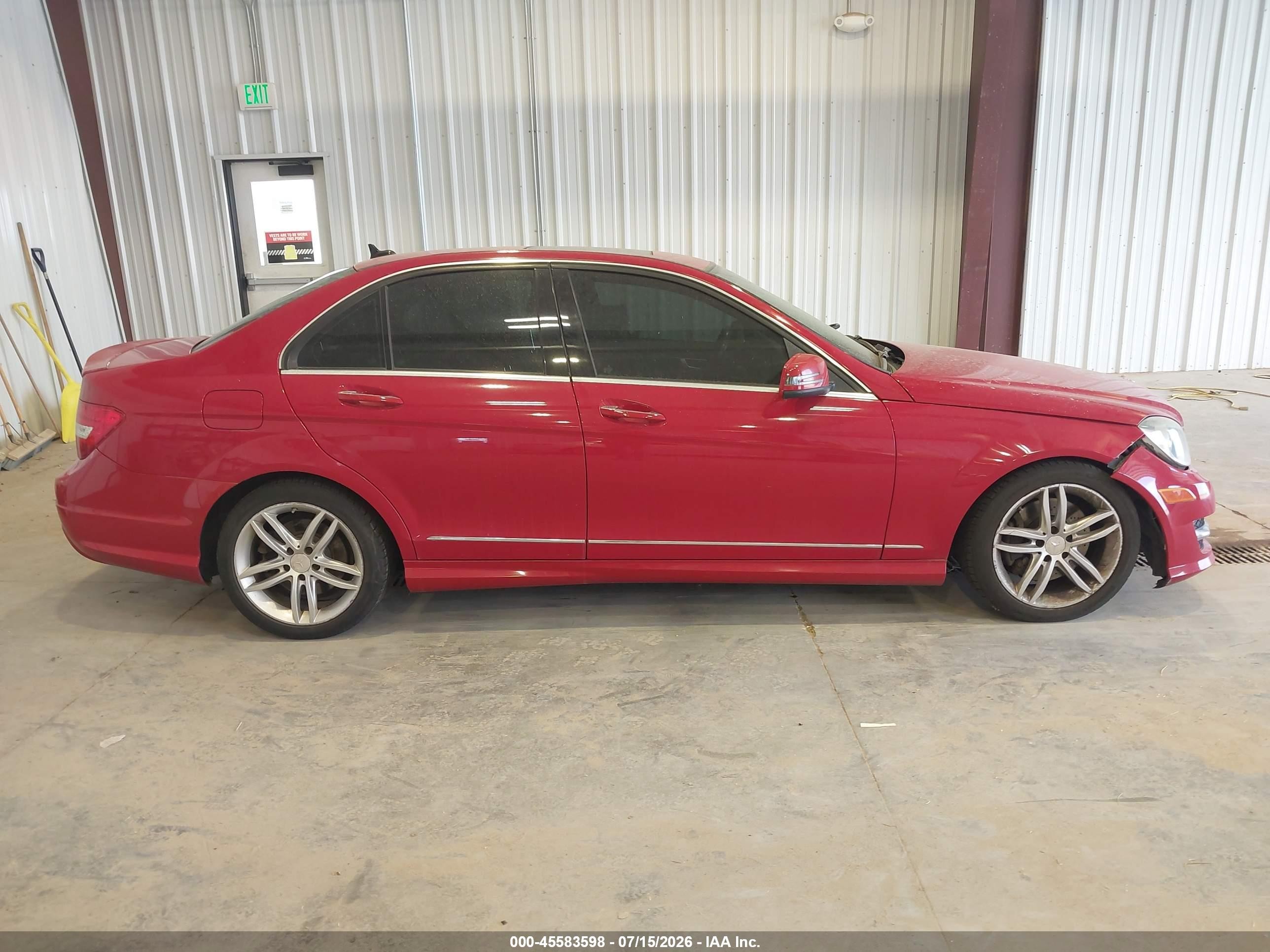 2013 Mercedes-benz C 300 Sport 4matic Красный vin: WDDGF8AB1DR282362
