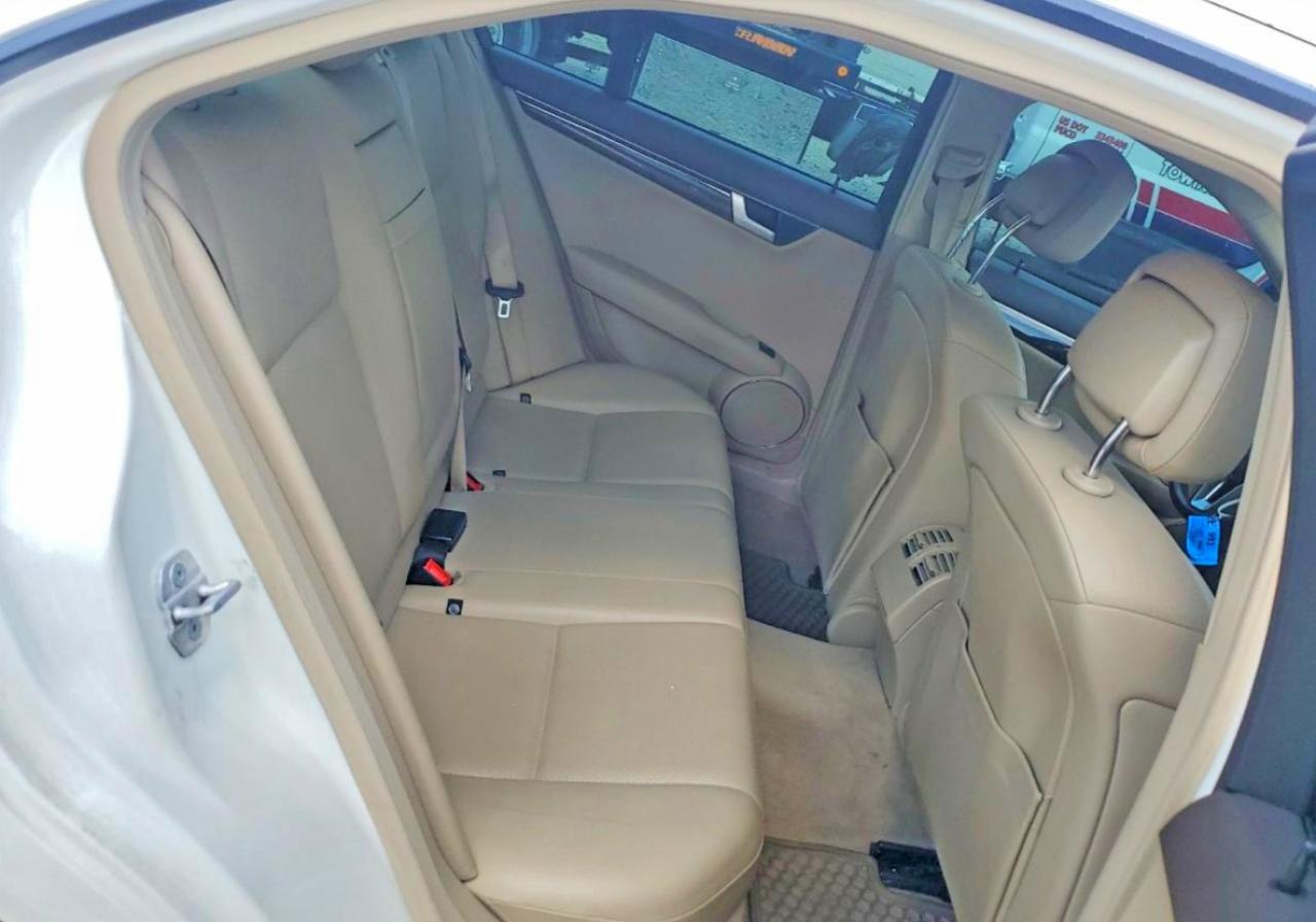 2014 Mercedes-benz C 300 4matic White vin: WDDGF8AB1EG236740