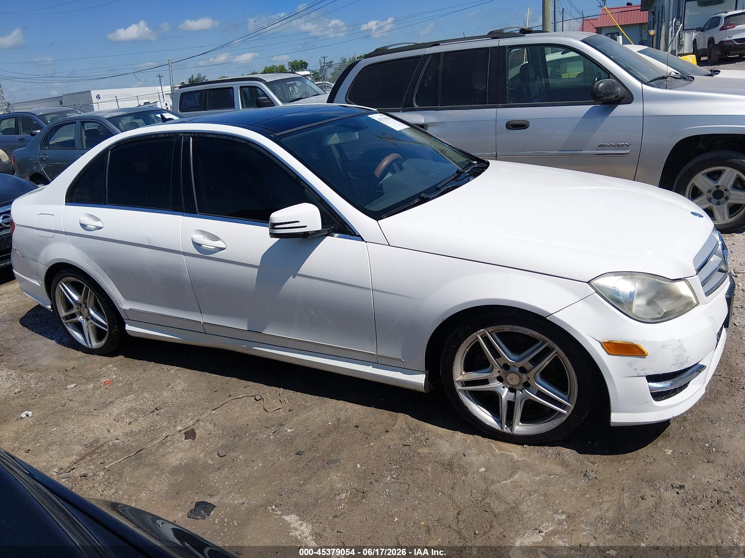 2013 Mercedes-benz C 300 Sport 4matic White vin: WDDGF8AB2DG070873