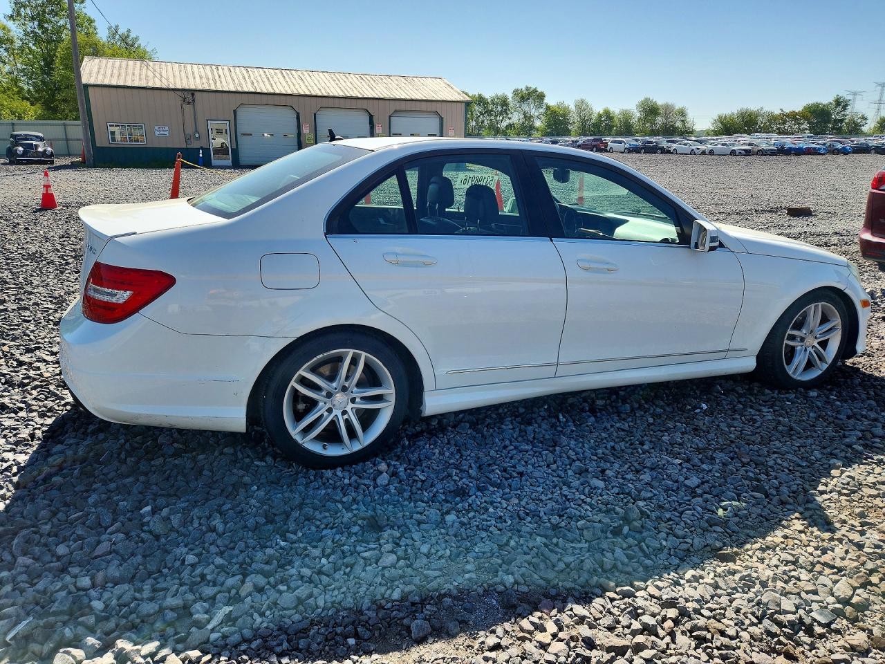 2013 Mercedes-benz C 300 4matic White vin: WDDGF8AB2DG081839