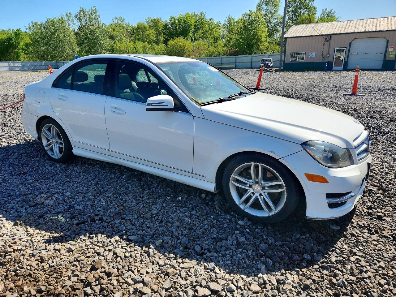 2013 Mercedes-benz C 300 4matic White vin: WDDGF8AB2DG081839