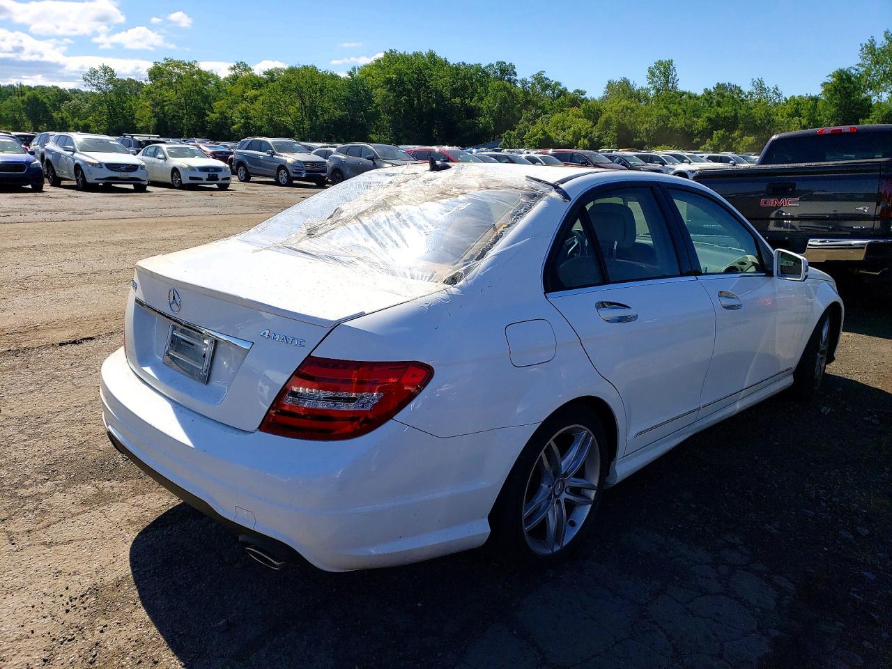 2013 Mercedes-benz C 300 4matic White vin: WDDGF8AB2DG136581