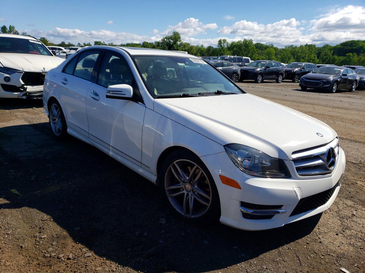 2013 Mercedes-benz C 300 4matic White vin: WDDGF8AB2DG136581